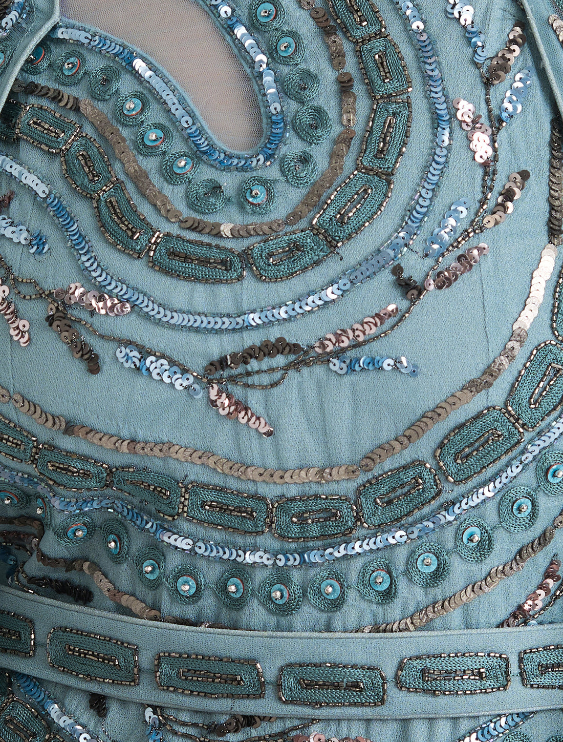 فستان سهرة مطرز يدويًا بأكمام دانتيل طويلة