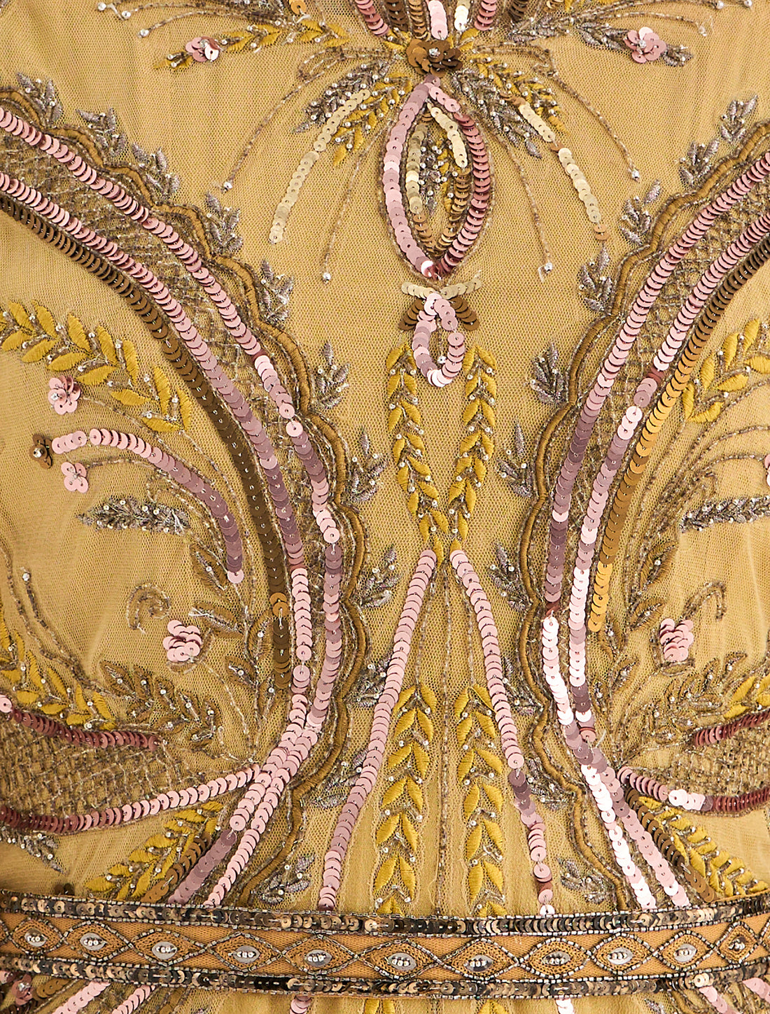 فستان سهرة دانتيل وتول مطرز يدويًا من شالكي