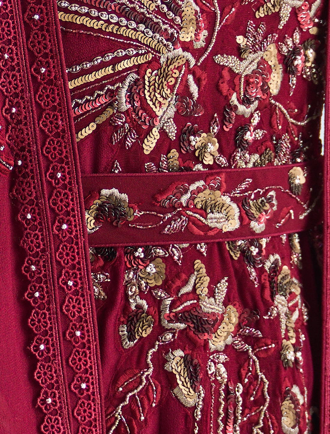 فستان سهرة راقٍ بتطريز يدوي 