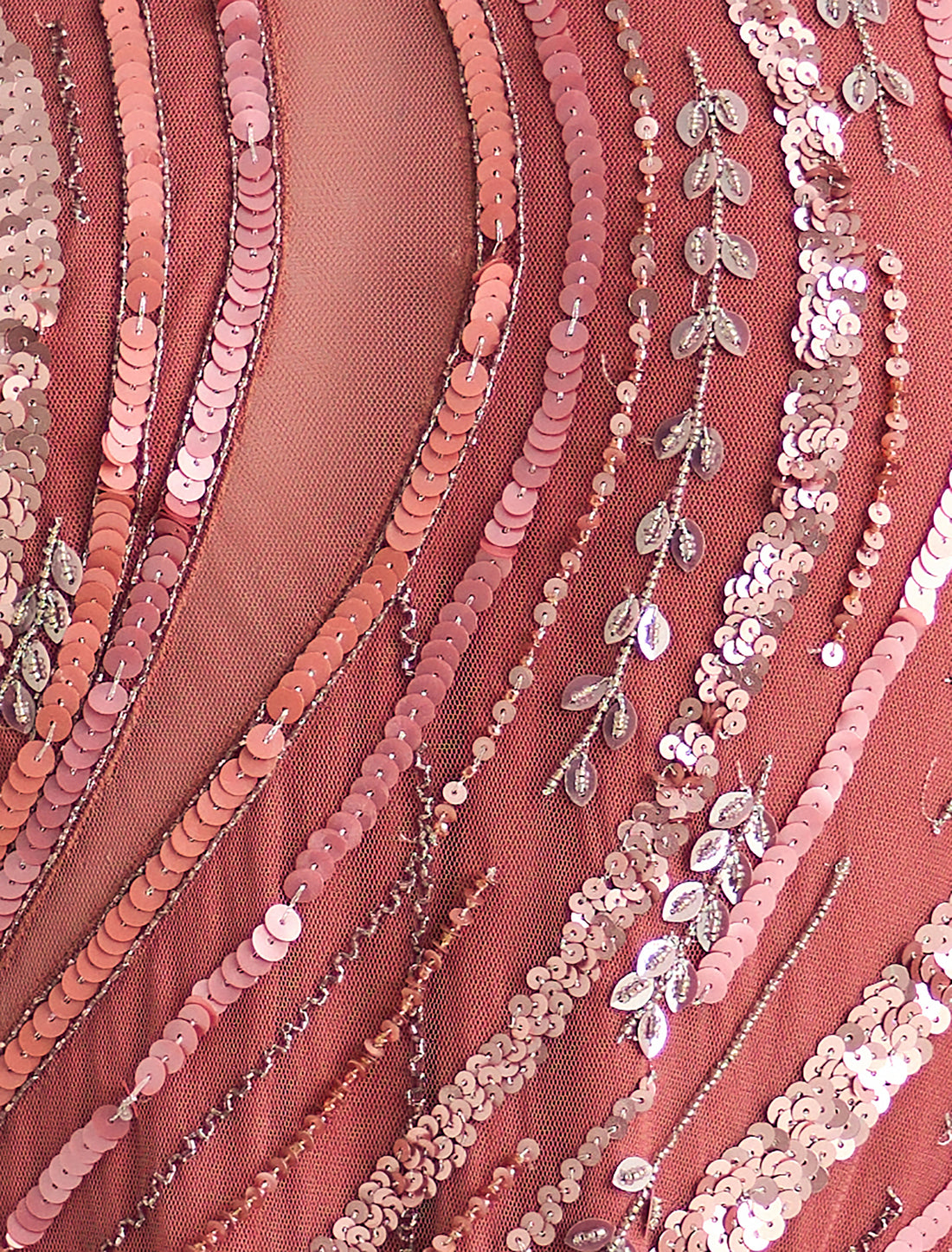 فستان طويل بكتف واحد مطرّز بالترتر