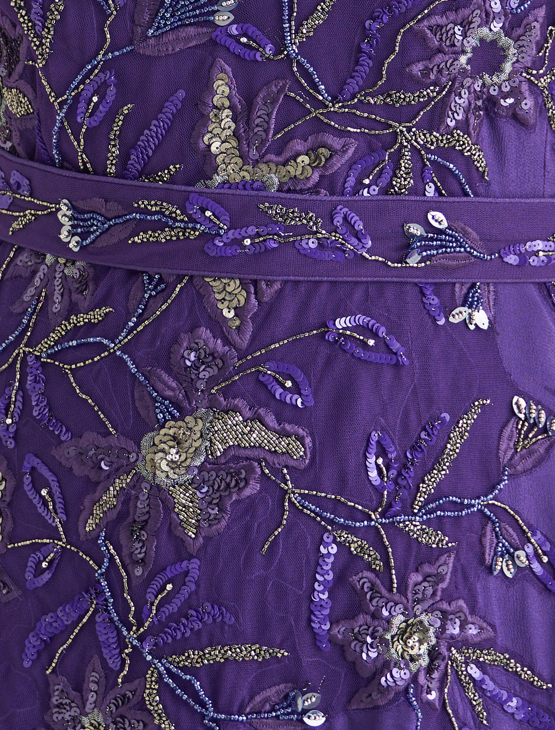 فستان طويل بلون بنفسجي مطرّز بنقوش زهرية