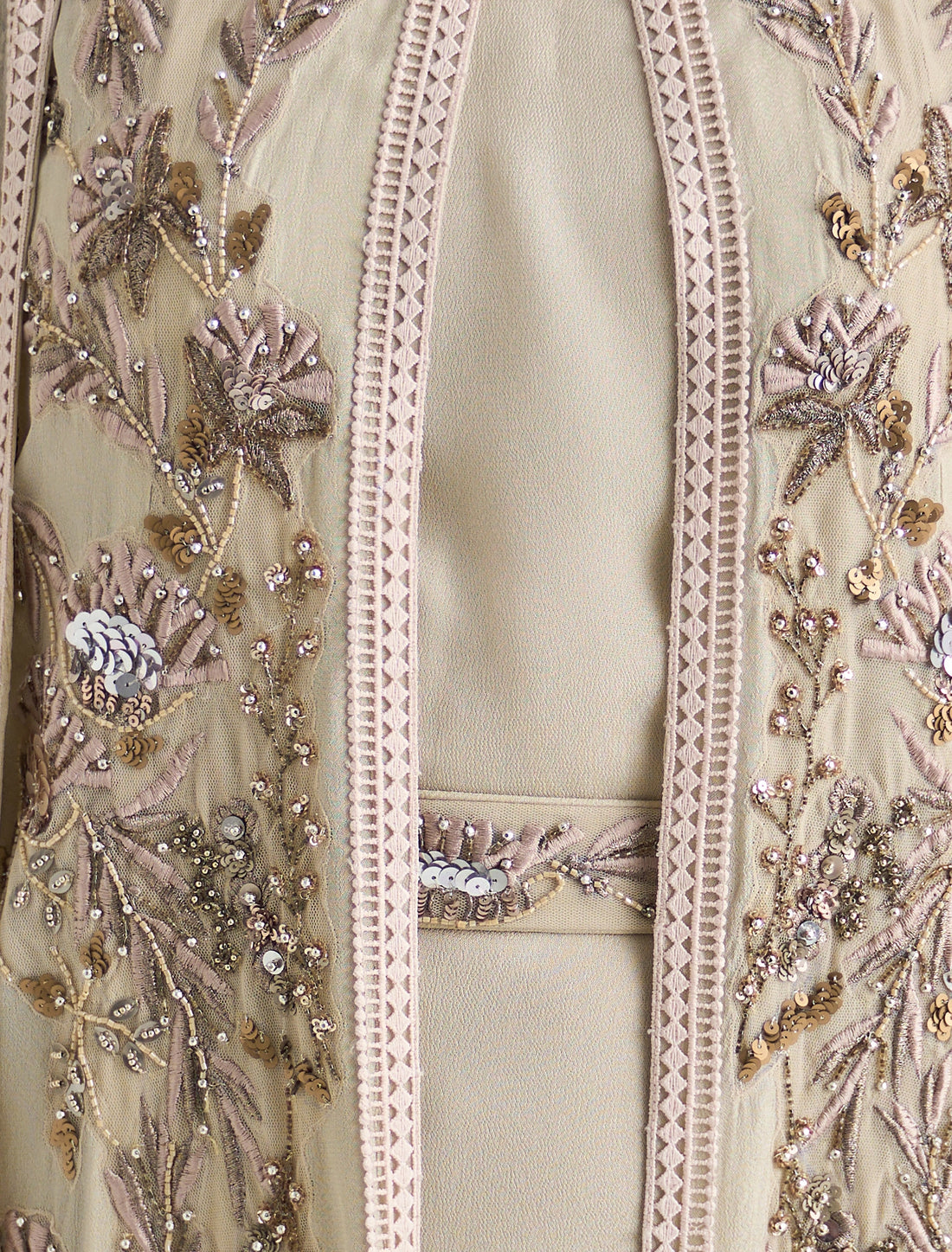 فستان أنيق مطرز يدويًا مع طبقة تل ناعمة