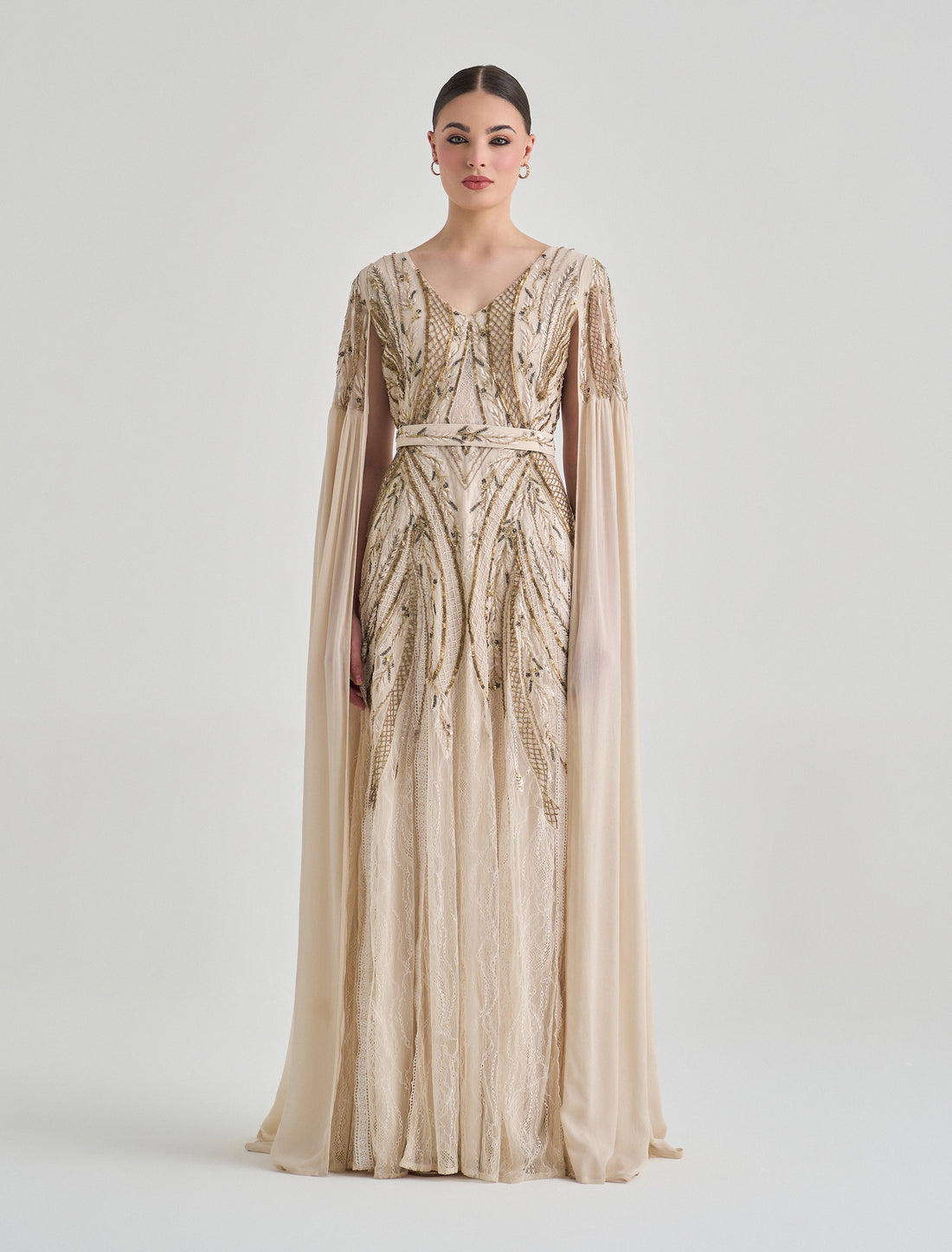 فستان سهرة دانتيل طويل بتصميم كيب مفتوح