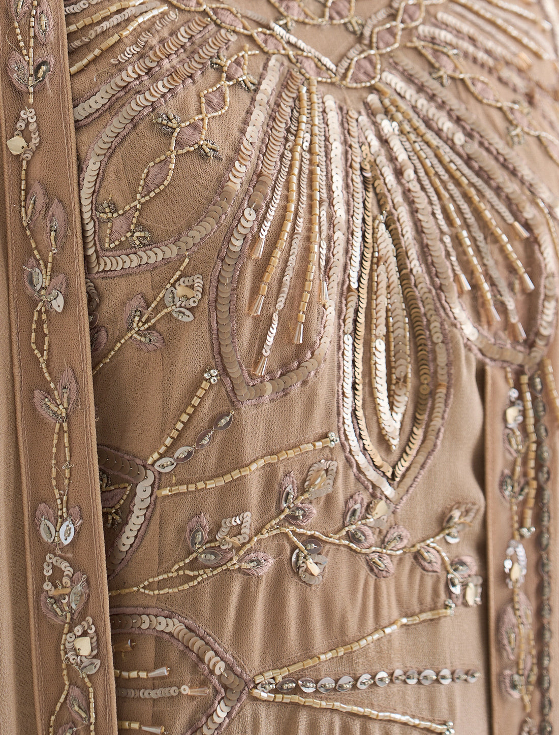 فستان سهرة ذهبي مطرز بقصة كاب انسيابية