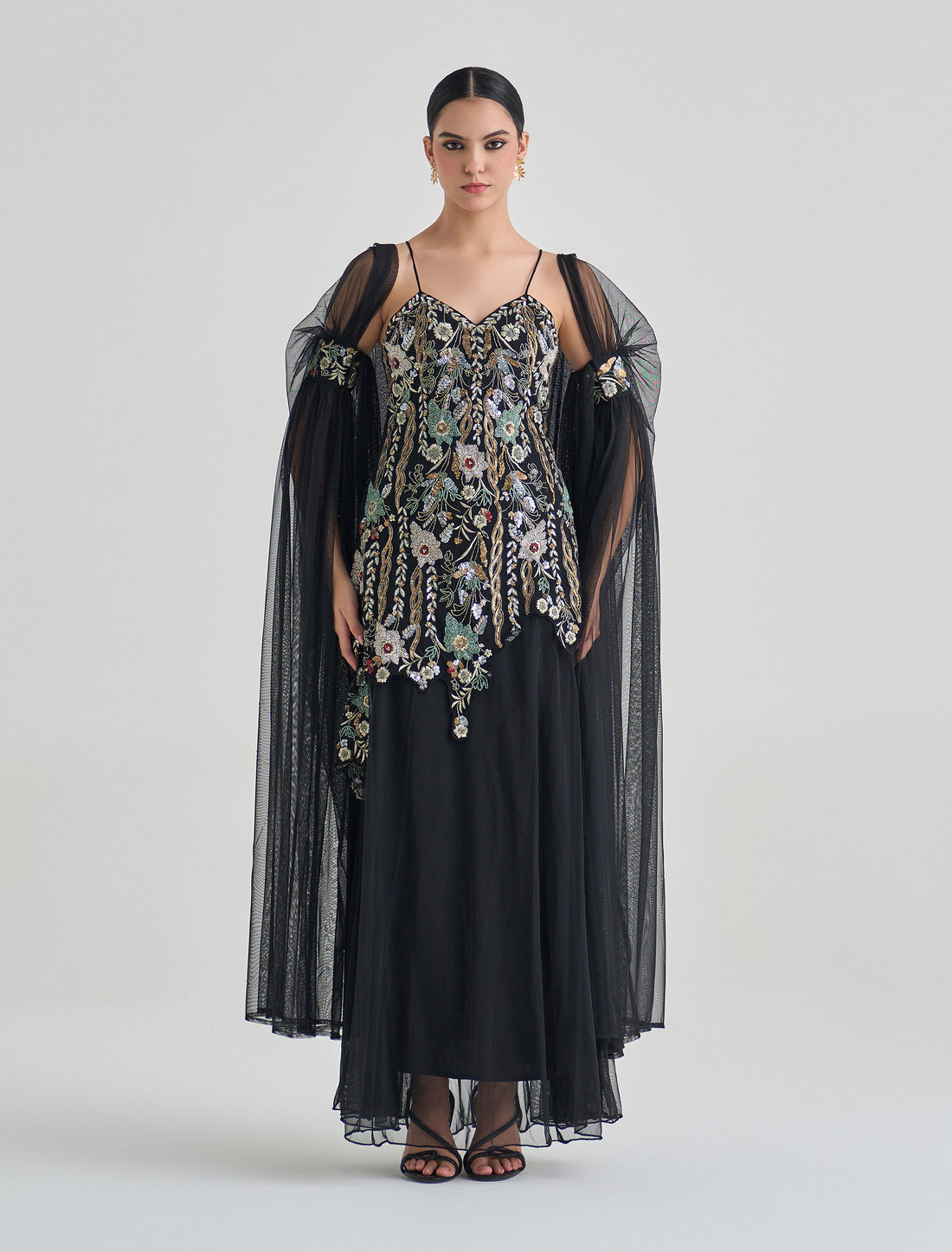 فستان بحمالات رفيعة لونه أسود طويل أنيق
Long spaghetti strap dress in black 