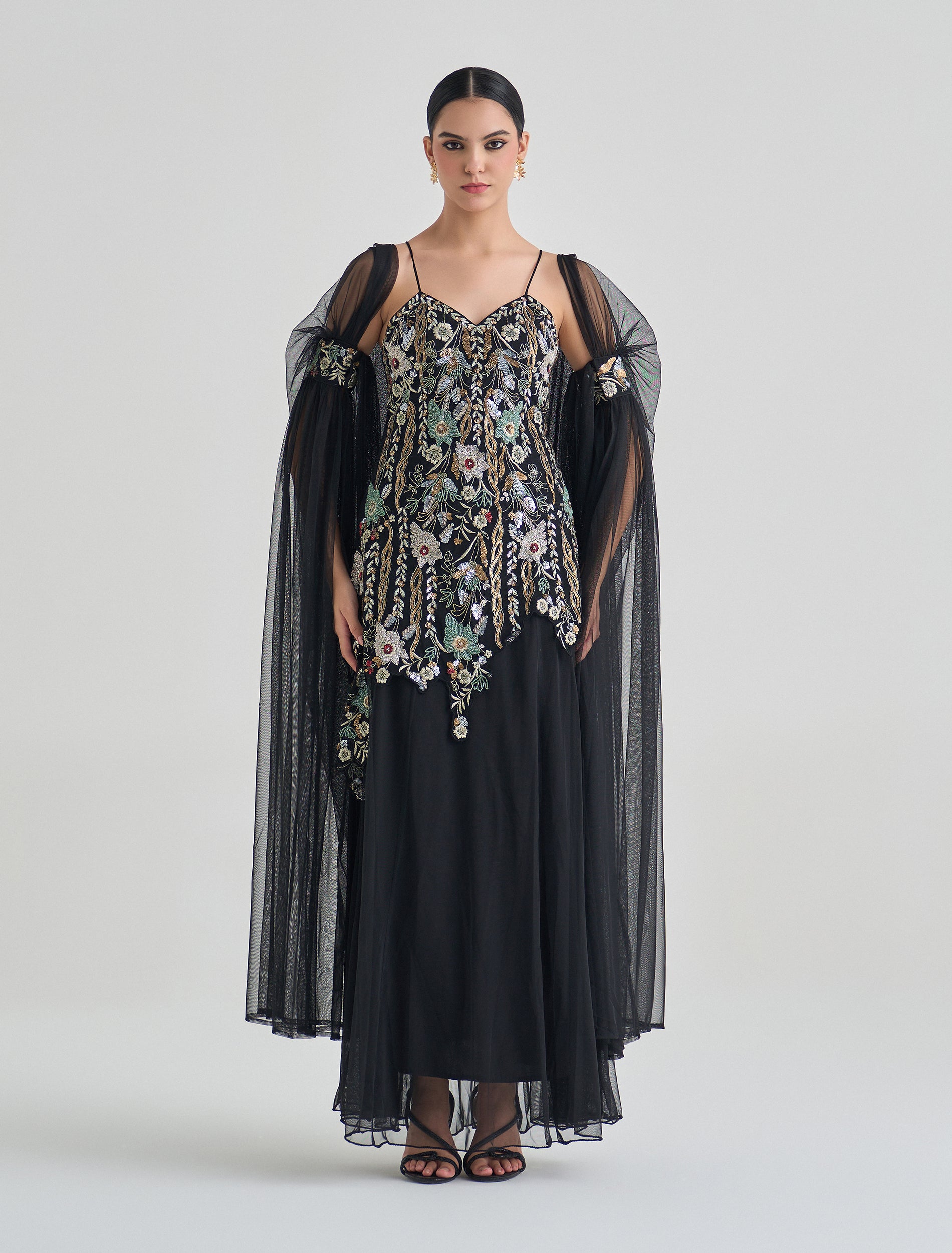 فستان بحمالات رفيعة لونه أسود طويل أنيق
Long spaghetti strap dress in black 