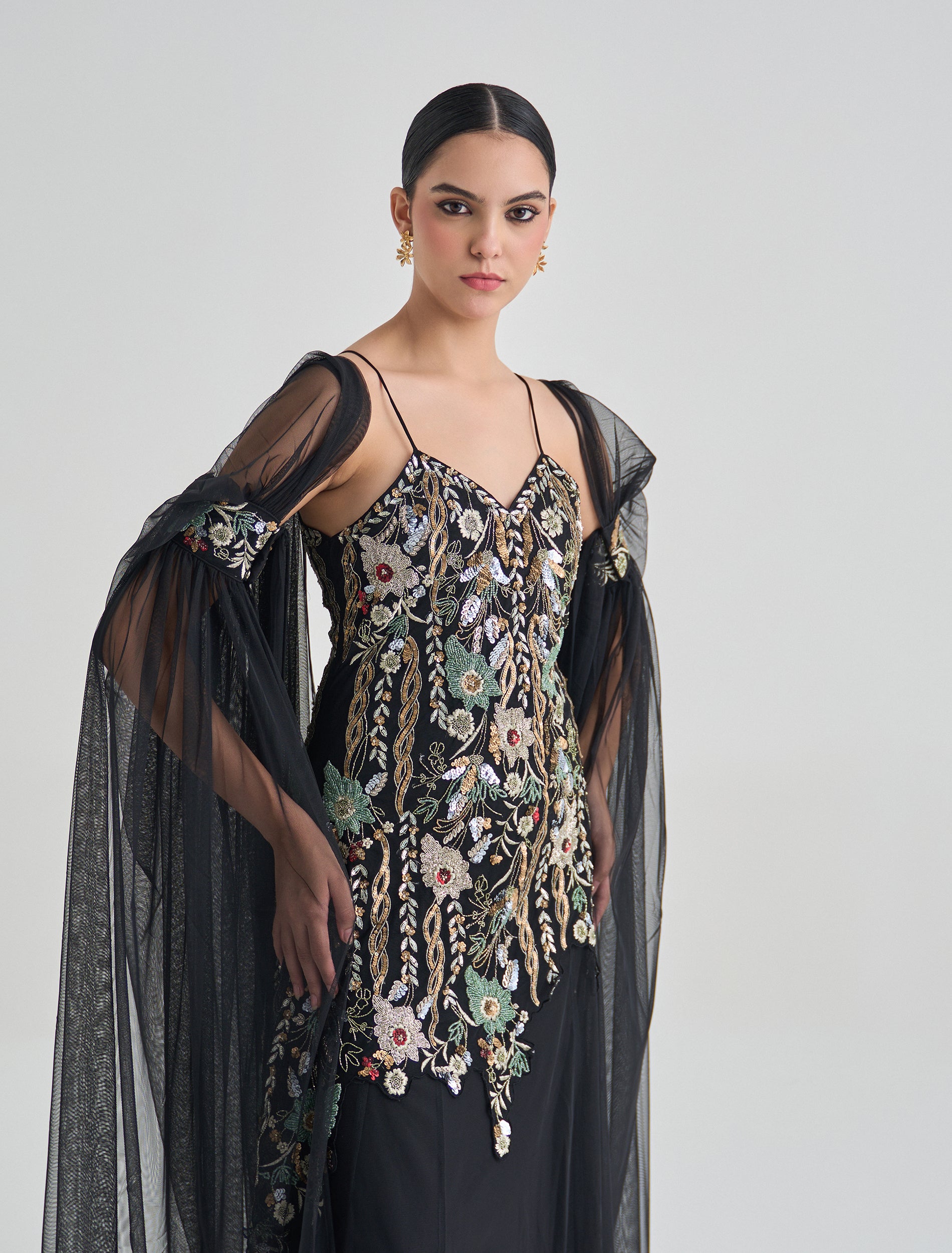فستان سهرة مع كاب أنيق طويل
Long evening dress with tulle cape 
