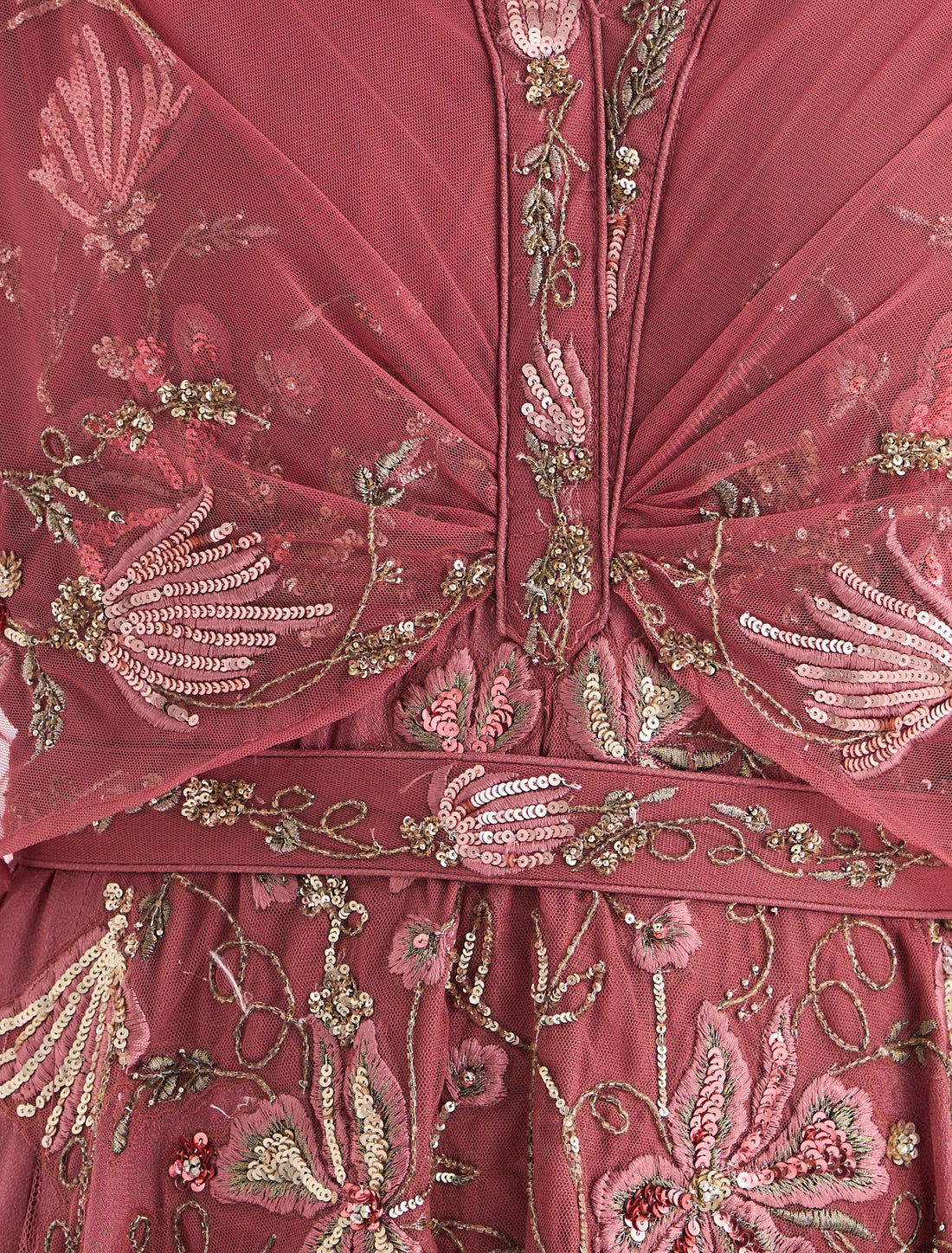 فستان وردي ناعم مع كيب مطرز