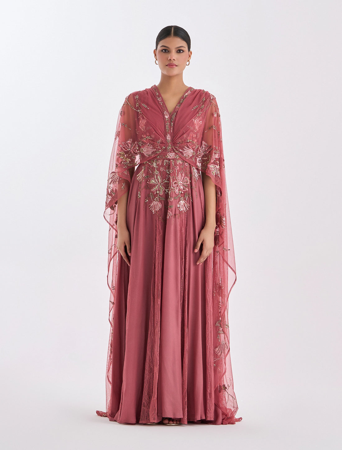 فستان وردي ناعم مع كيب مطرز