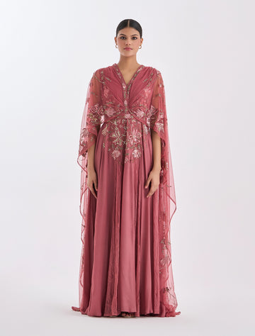 فستان وردي ناعم مع كيب مطرز