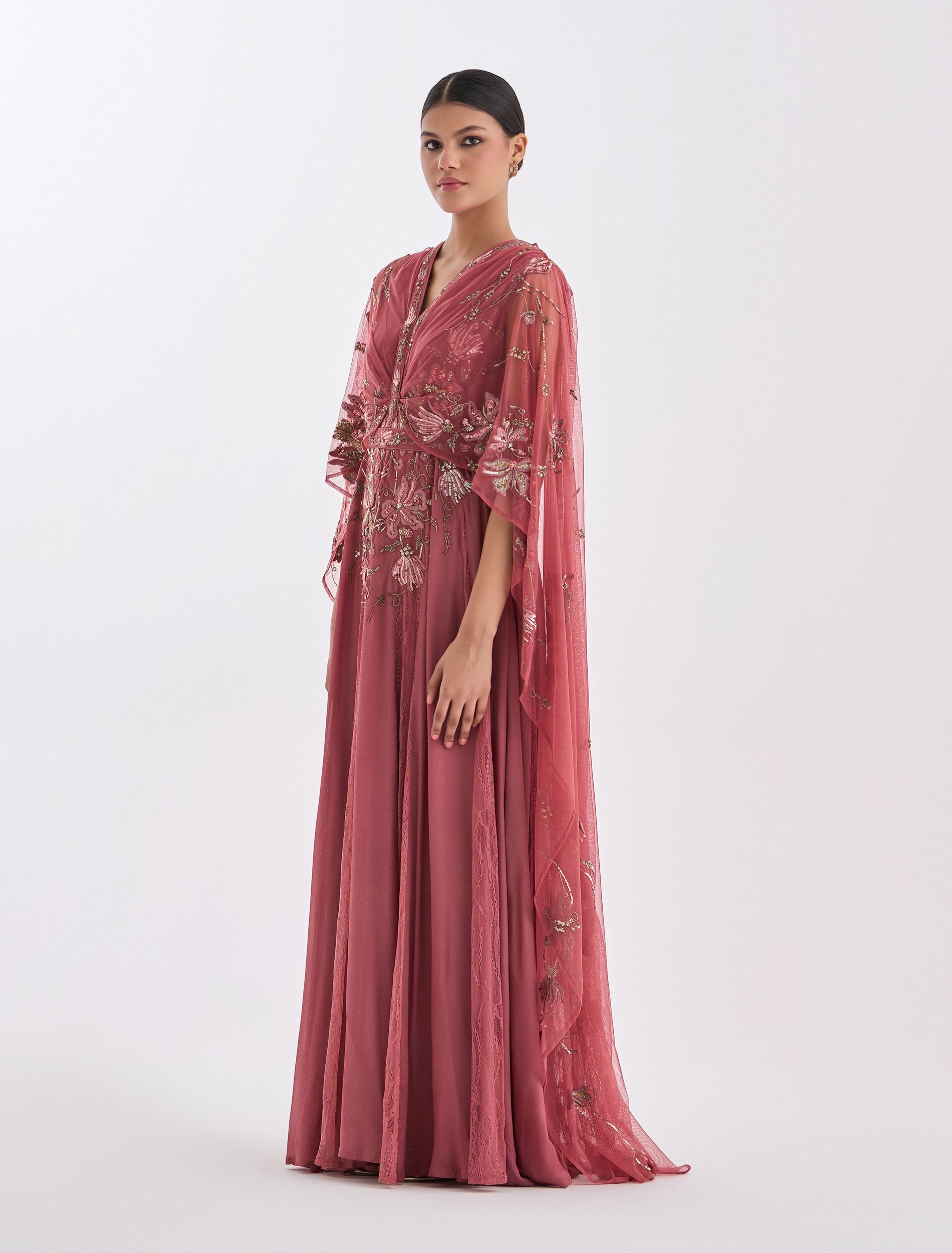 فستان بينك غامق طويل مع كيب من التل الناعم