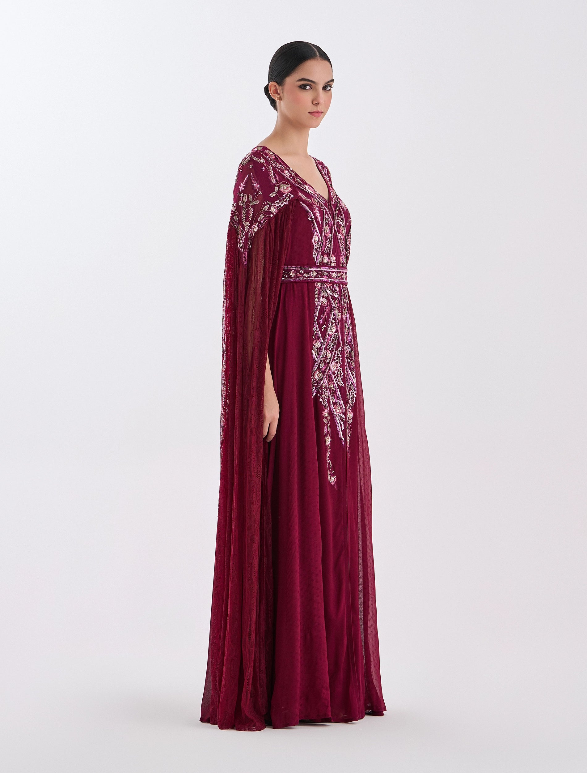 فستان سهرة برغندي مطرزة بتطريز يدوي ملون متقن الصنع