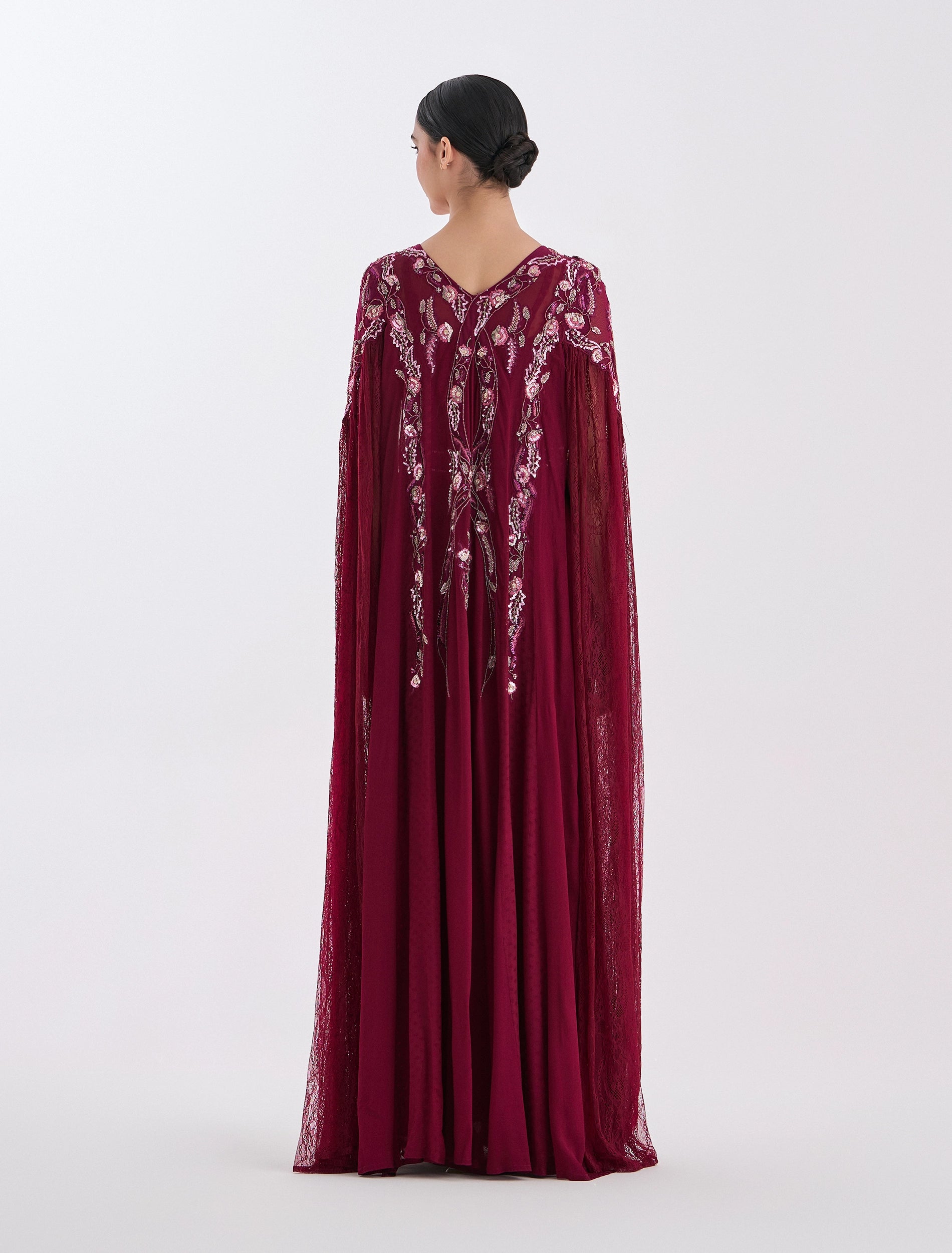 فستان باكمام طويله مفتوحة (اكمام كيب) فضفاضة