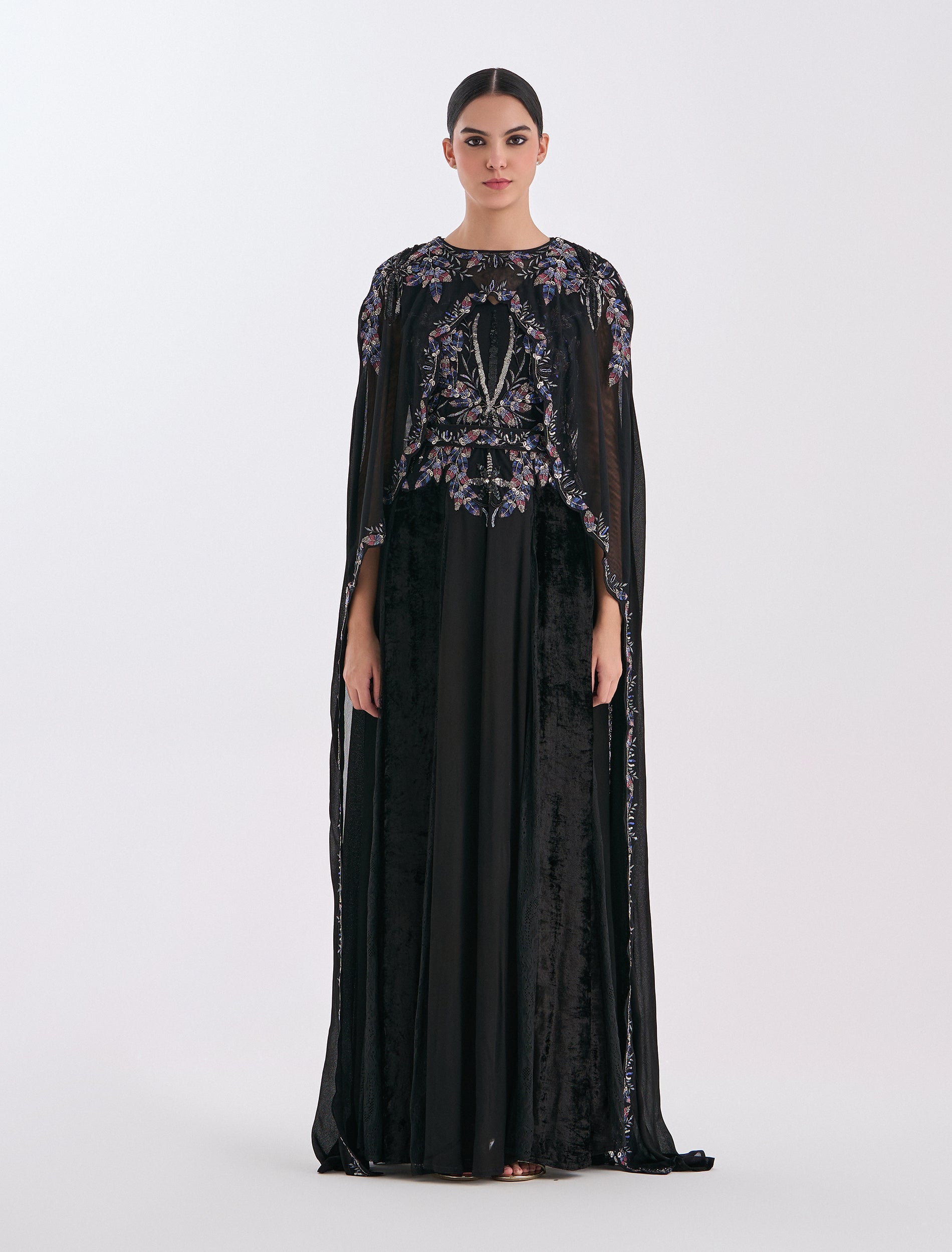 فستان راقي وناعم لونه أسود مع كاب مطرز
black drees with embroidered cape