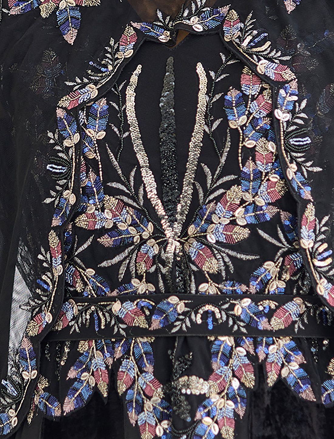 فستان راقي وناعم لونه أسود مع كاب مطرز