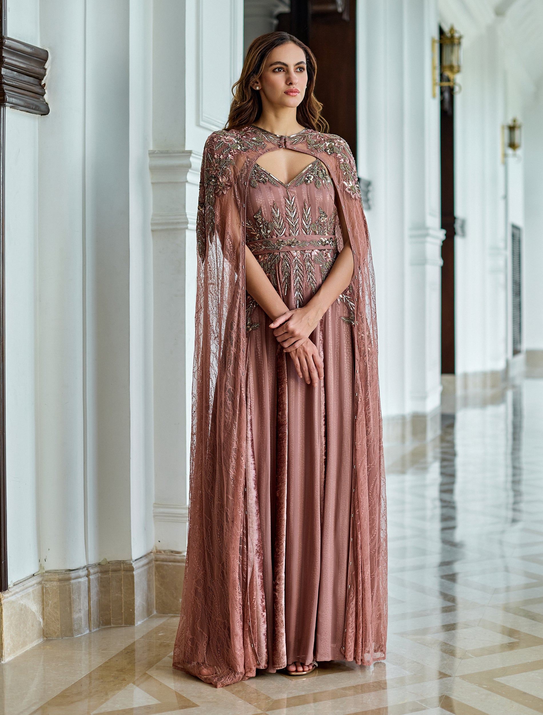 إطلالة نسائية وردية مع كاب من الدانتيل الشفاف الراقي