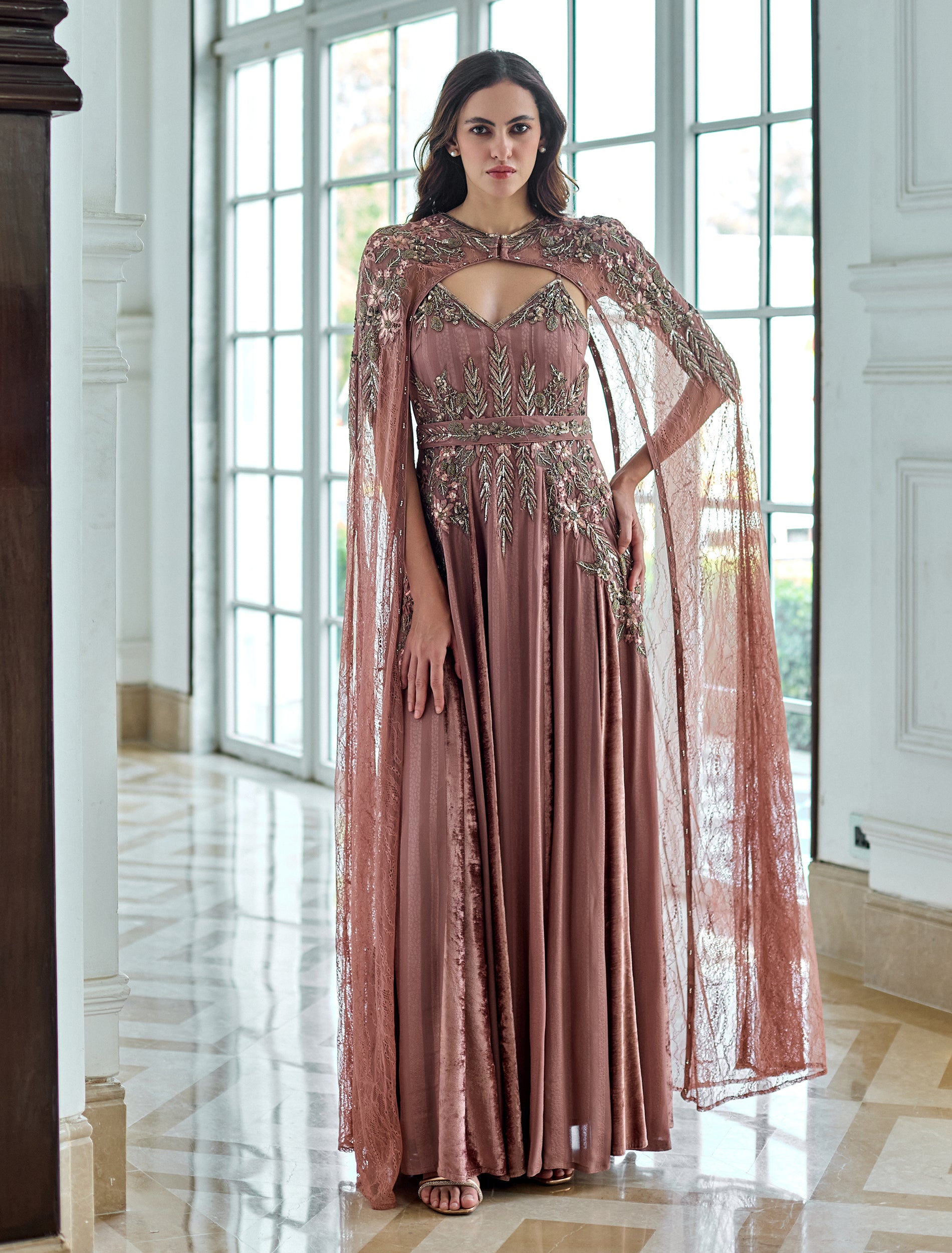 فستان دانتيل وردي بتطريز يدوي غني بزخارف متقنة 