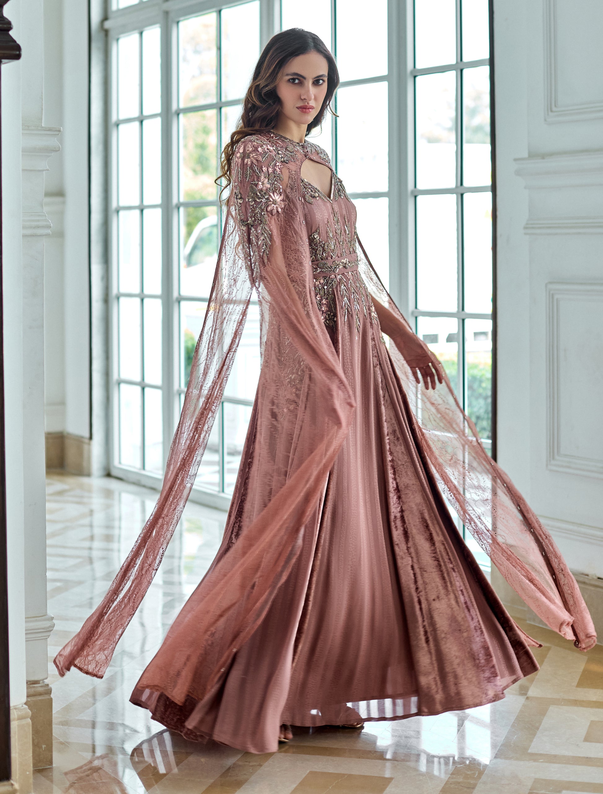 ستايل سهرة واسع بفستان دانتيل بينك أنيق مطرز