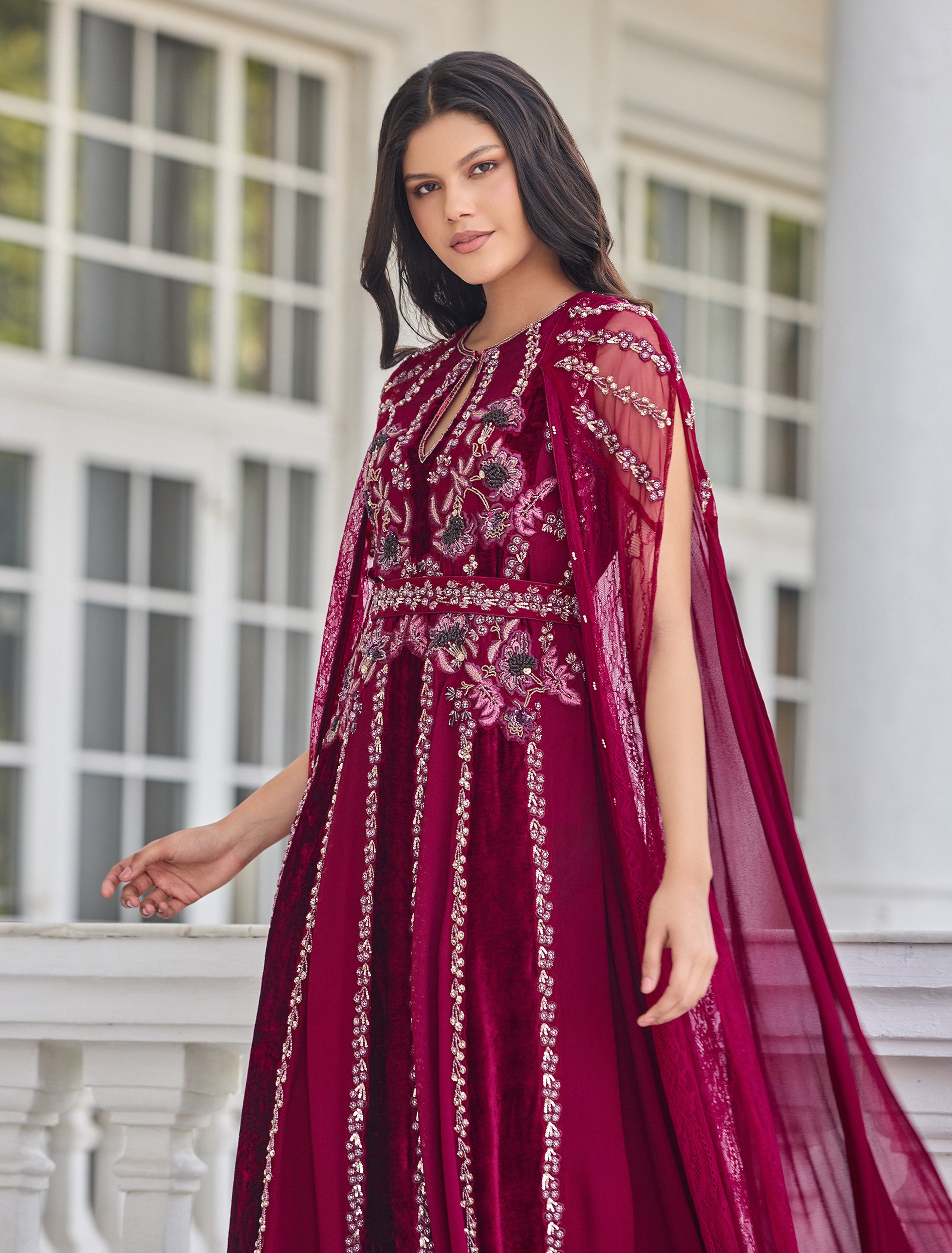 فستان باكمام مفتوحه برغندي سهرات طويل بتطريزات دقيقة
Open-sleeve dress in burgundy for evenings with hand embroidery