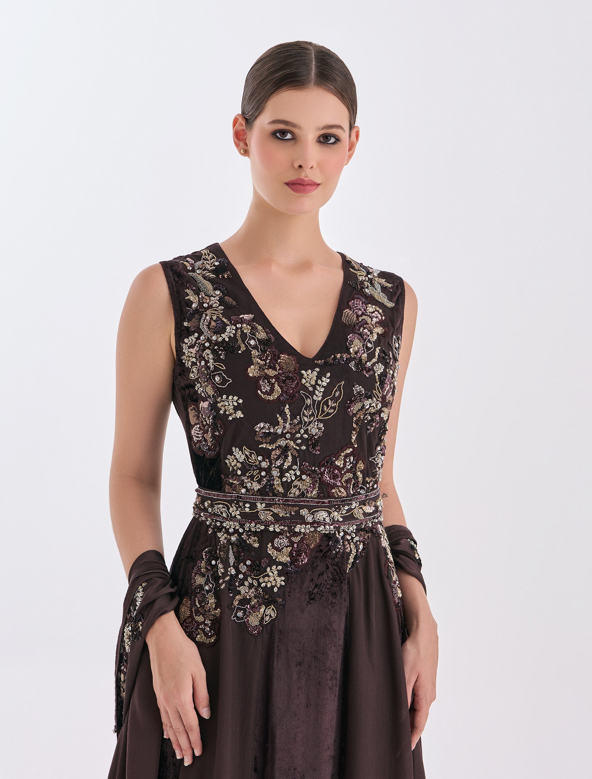 تصميم فستان مخمل بتطريز يدوي متقن الصنع
Velvet dress with precise hand embroidery