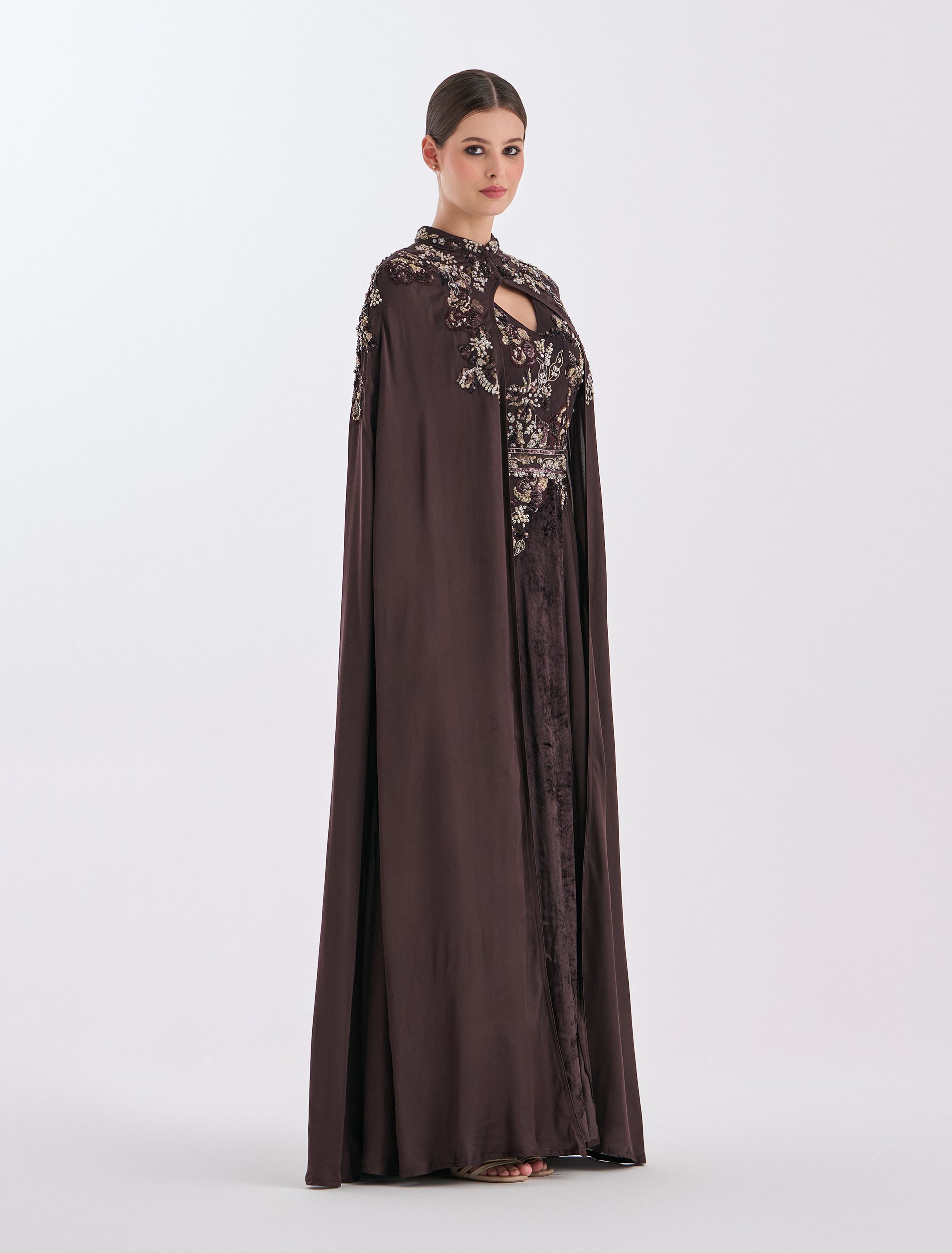 فستان سهرة بني غامق باكمام كاب يمكن ارتداؤها أو ازالتها حسب الحاجة
Brown evening dress with detachable cape sleeves