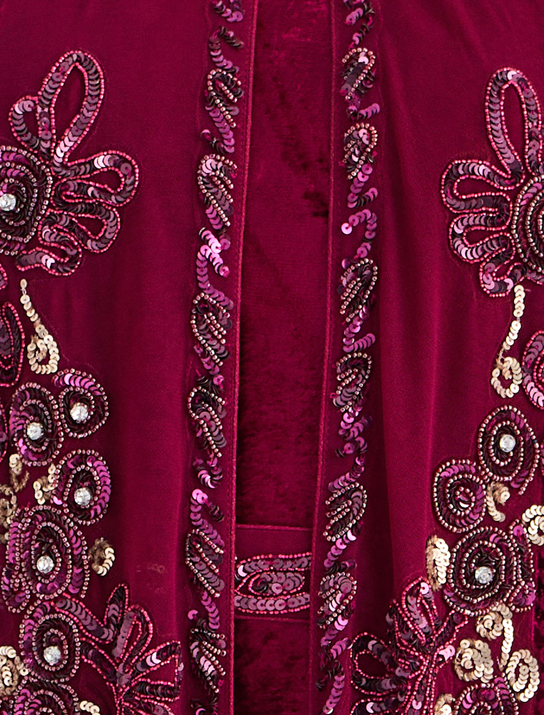 فستان لون فوشي بأكمام كاب من التل
Fuchsia dress with tulle cape sleeves 