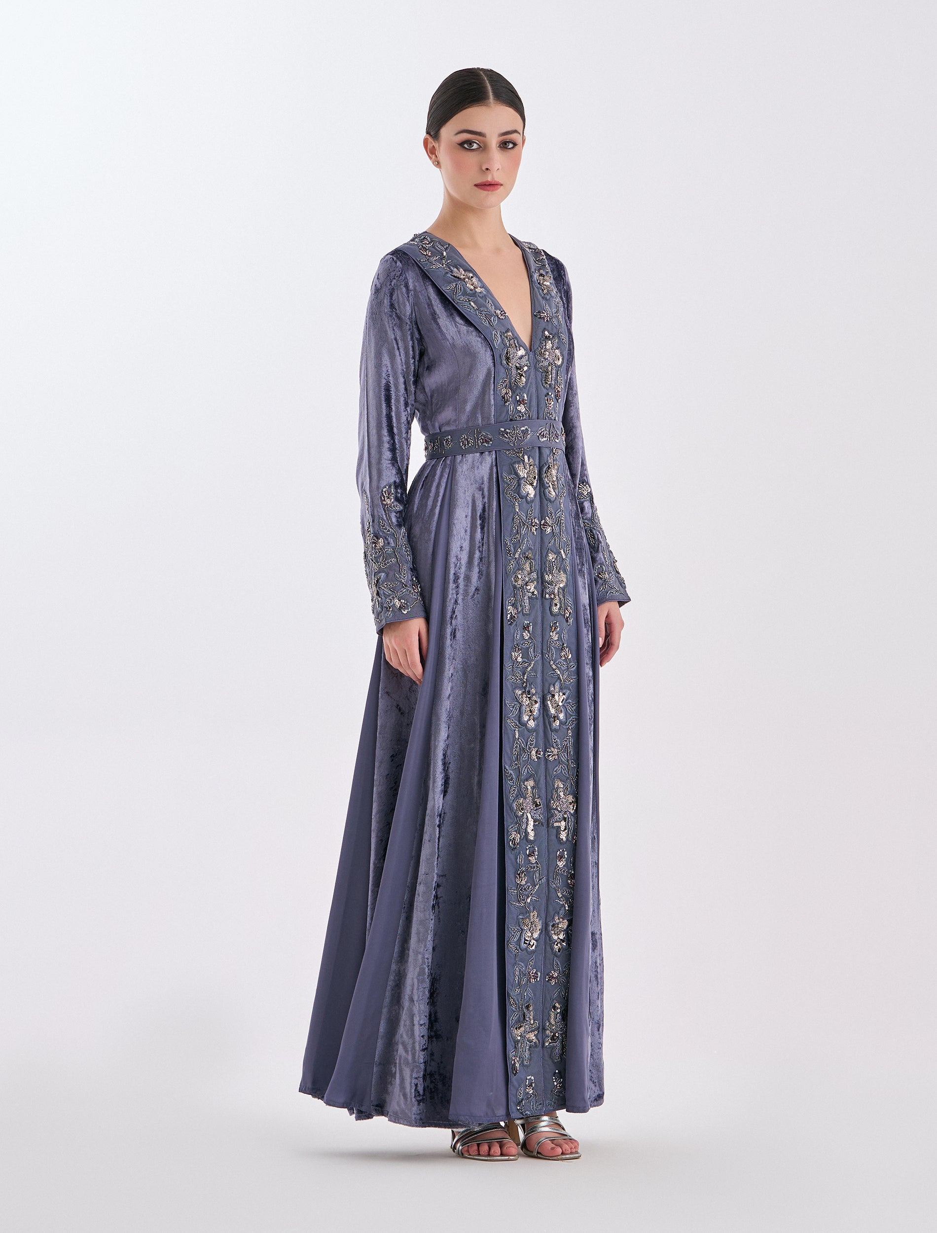 فستان أنيق بأكمام طويلة بلون رمادي فاخر
Long-Sleeve maxi dress in grey