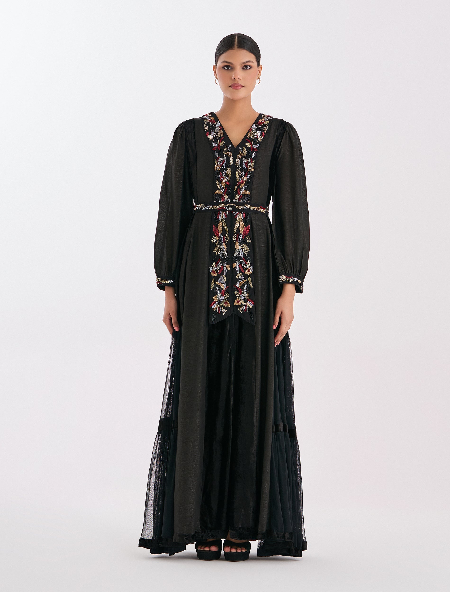 فستان سهرة بأكمام طويلة بلون أسود ناعم
Long-Sleeve Dress in black 
