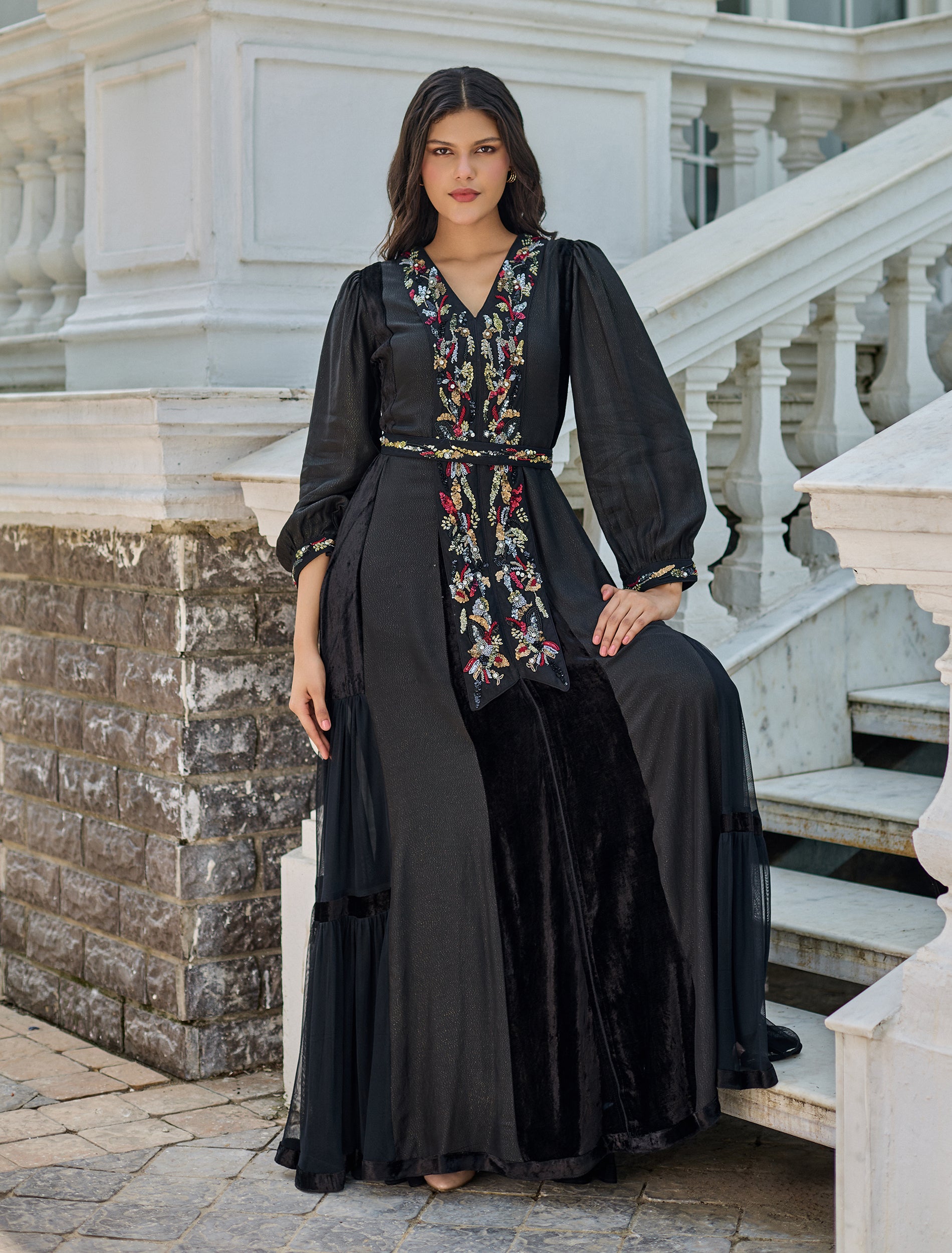 فستان سهرة بأكمام طويلة بلون أسود مخملي راقي
Black dress with long sleeves