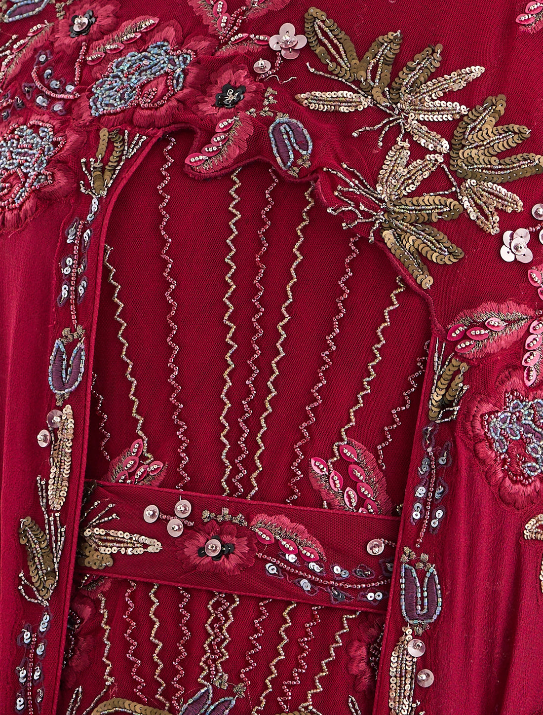 فستان احمر طويل ناعم مع كاب مطرز