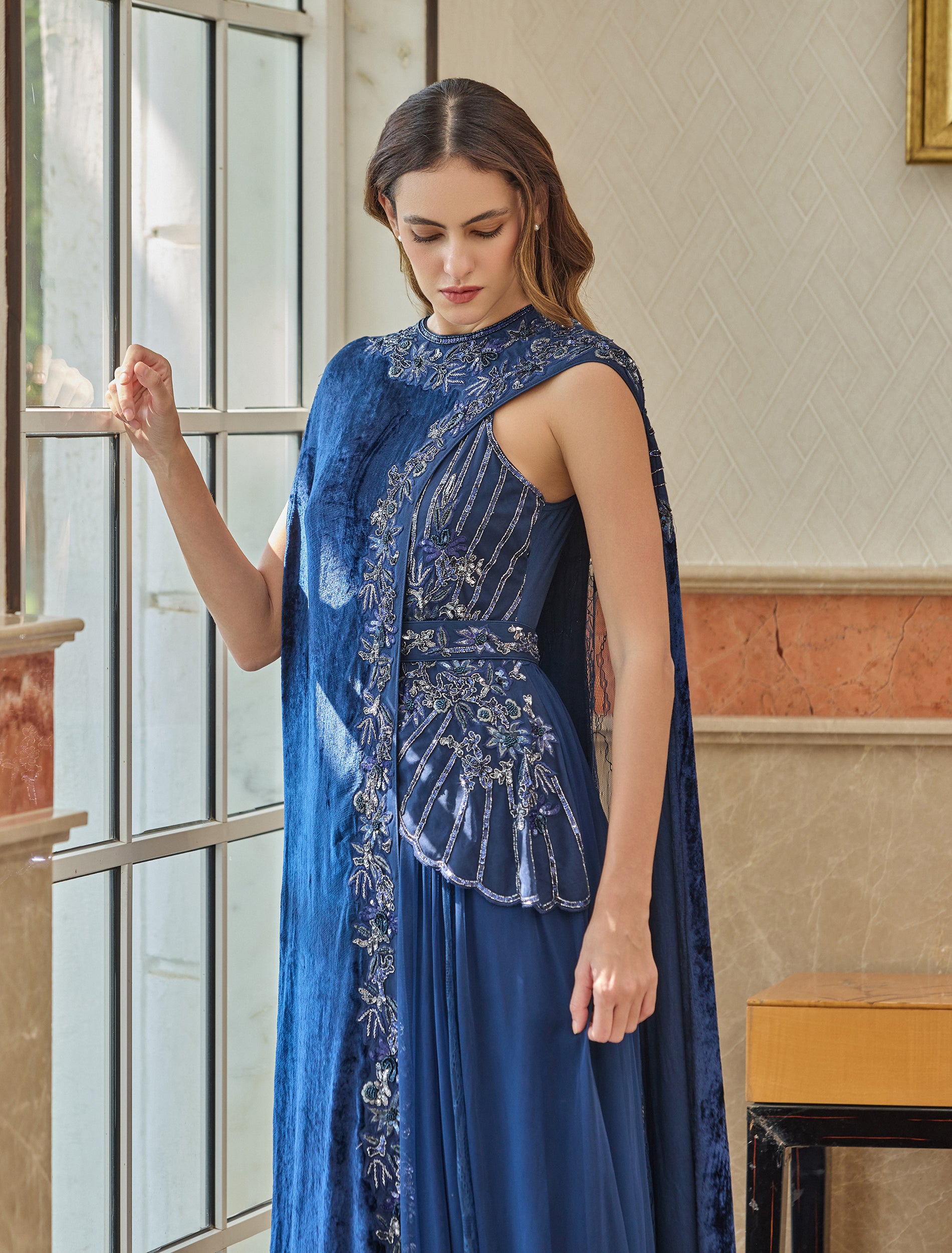 فستان كحلي غامق طويل بستايل كورسيه راقي