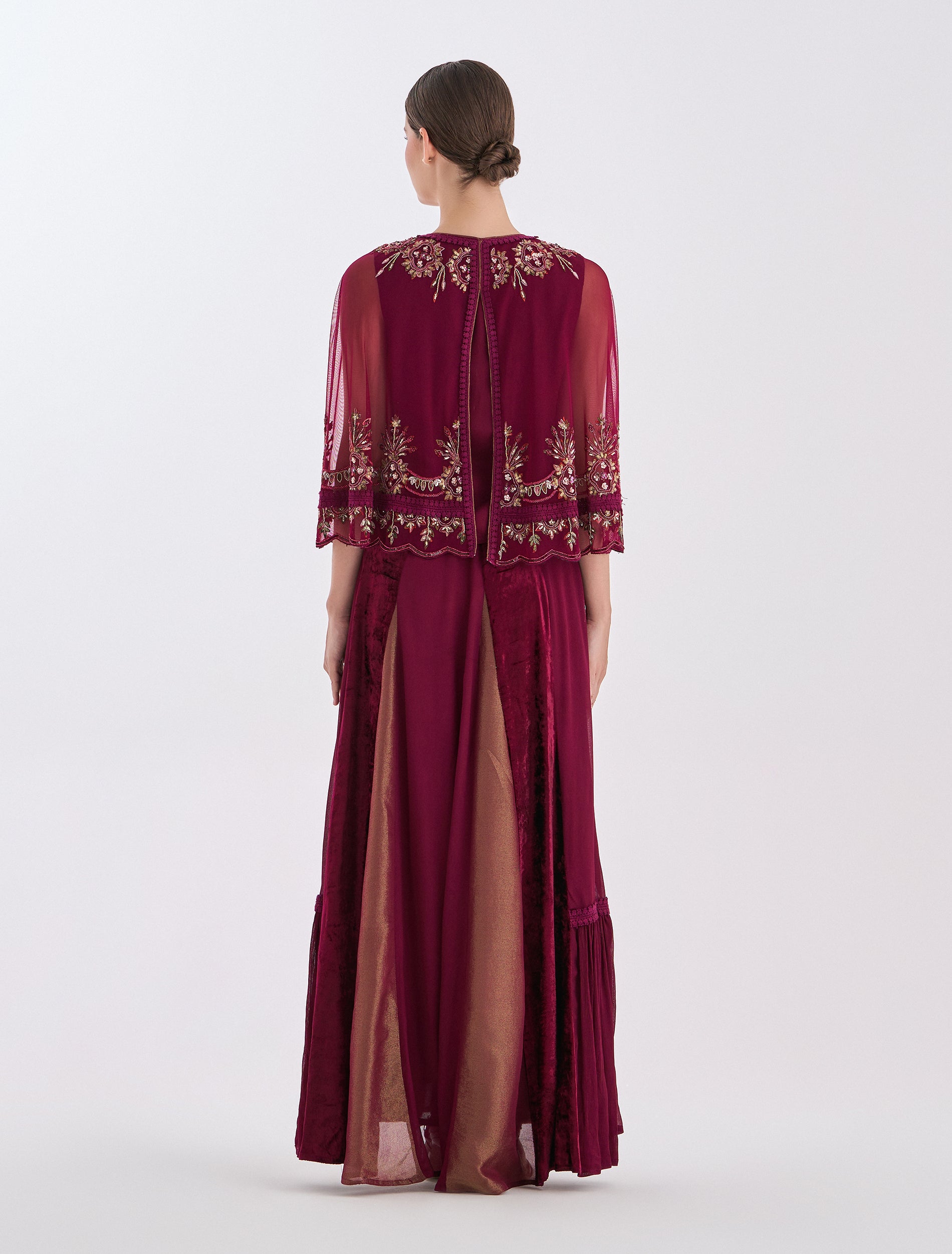 فستان مطرز بالورد بطلة مخملية جميلة
Floral dress n velvet for winter events