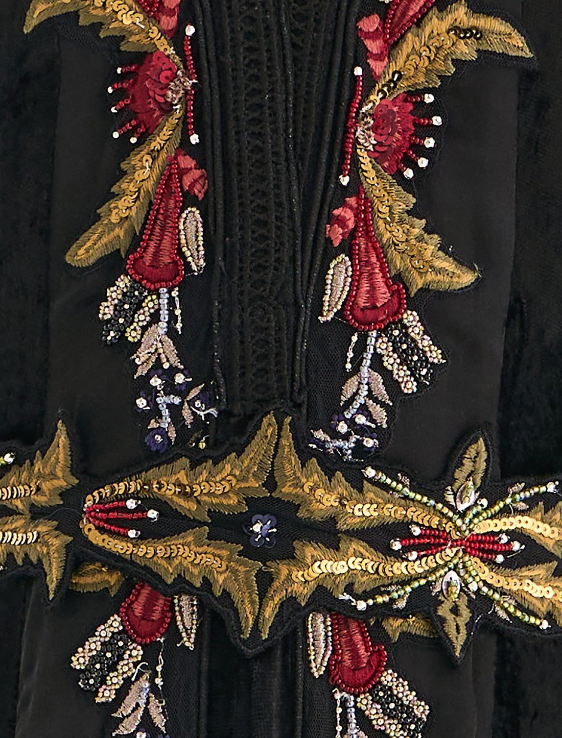 فستان اسود مخصر بتفاصيل مخمل ودانتيل ناعمة