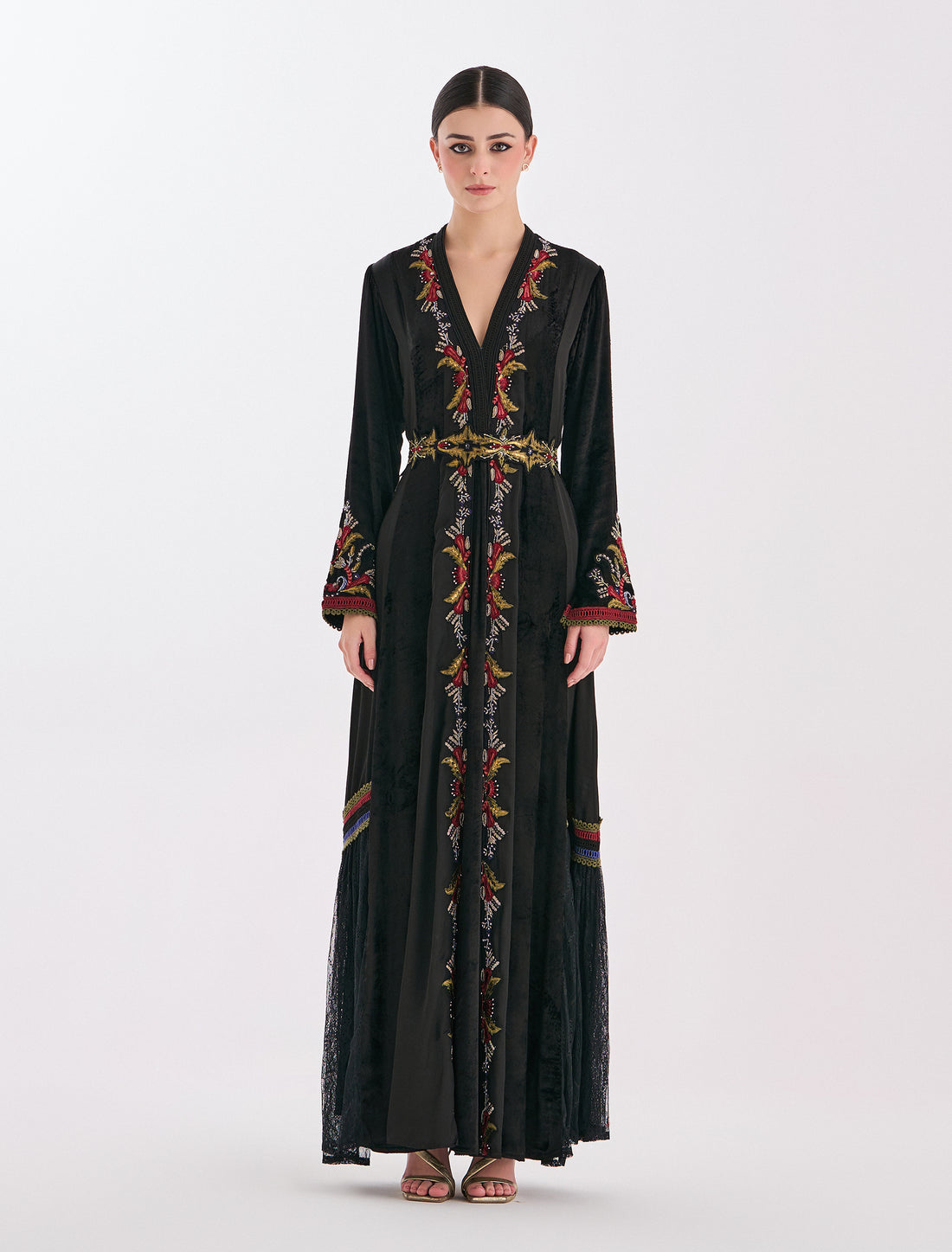 فستان اسود مخصر بتفاصيل مخمل ودانتيل ناعمة