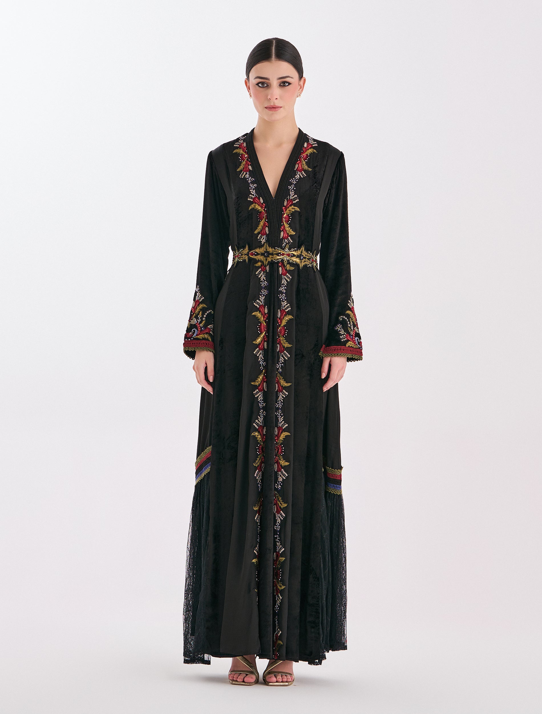 فستان اسود مخصر بتفاصيل مخمل ودانتيل ناعمة