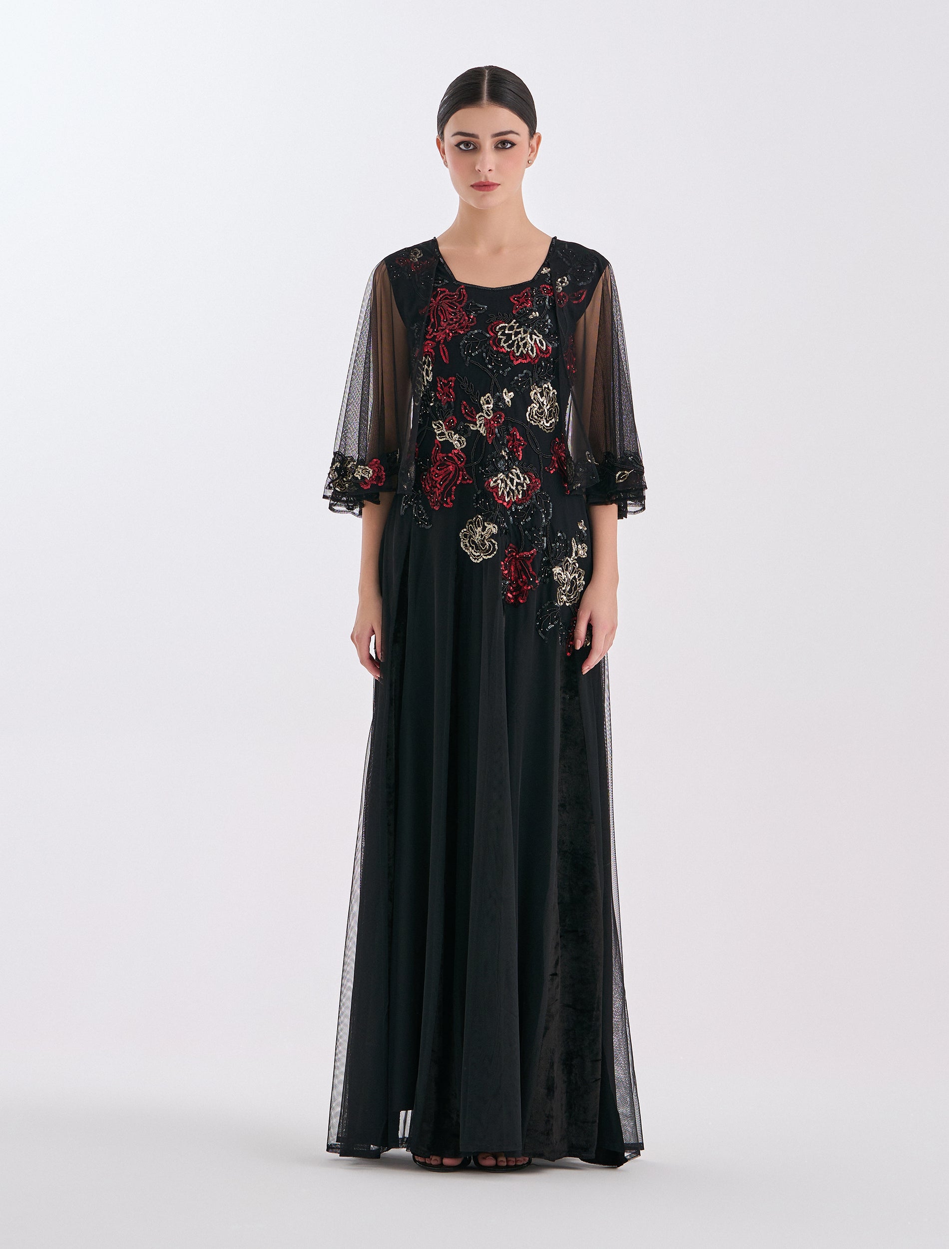 فستان سهرة أسود طويل بأكمام تول قصيرة أنيقة
Long black dress with short tulle sleeves 