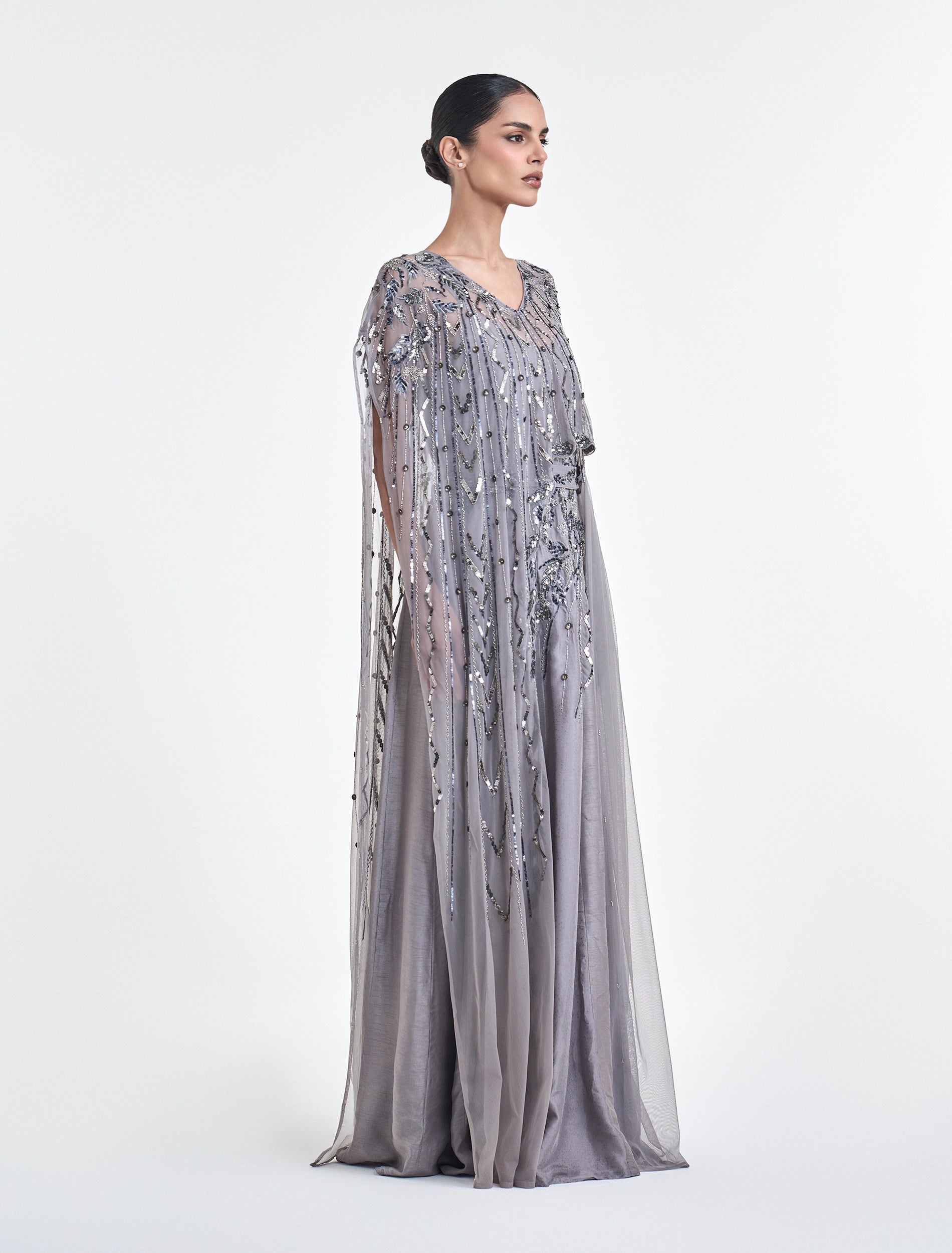 فستان رصاصي لامع راقي بتطريز فضي ناعم
shimmering silver dress woth silver embroiderey