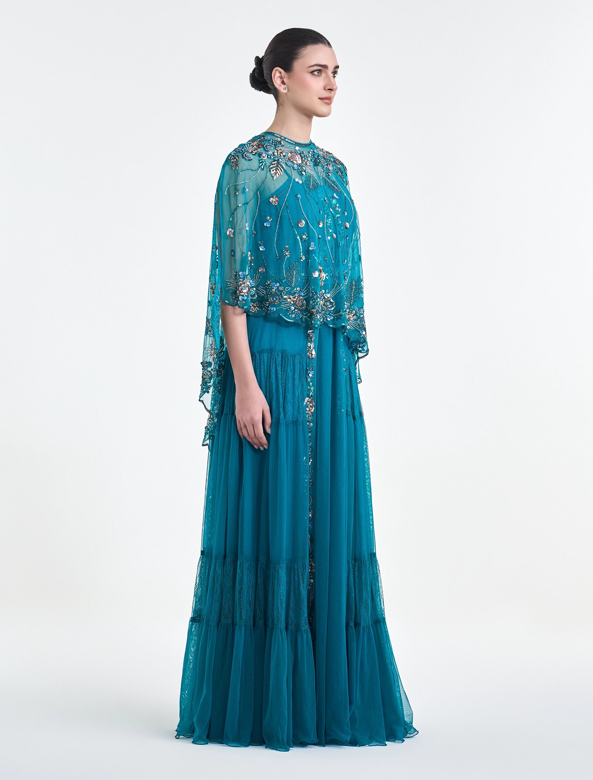 فستان سهرة راقي مع بوليرو مطرز
elegant evening dress with a bolero