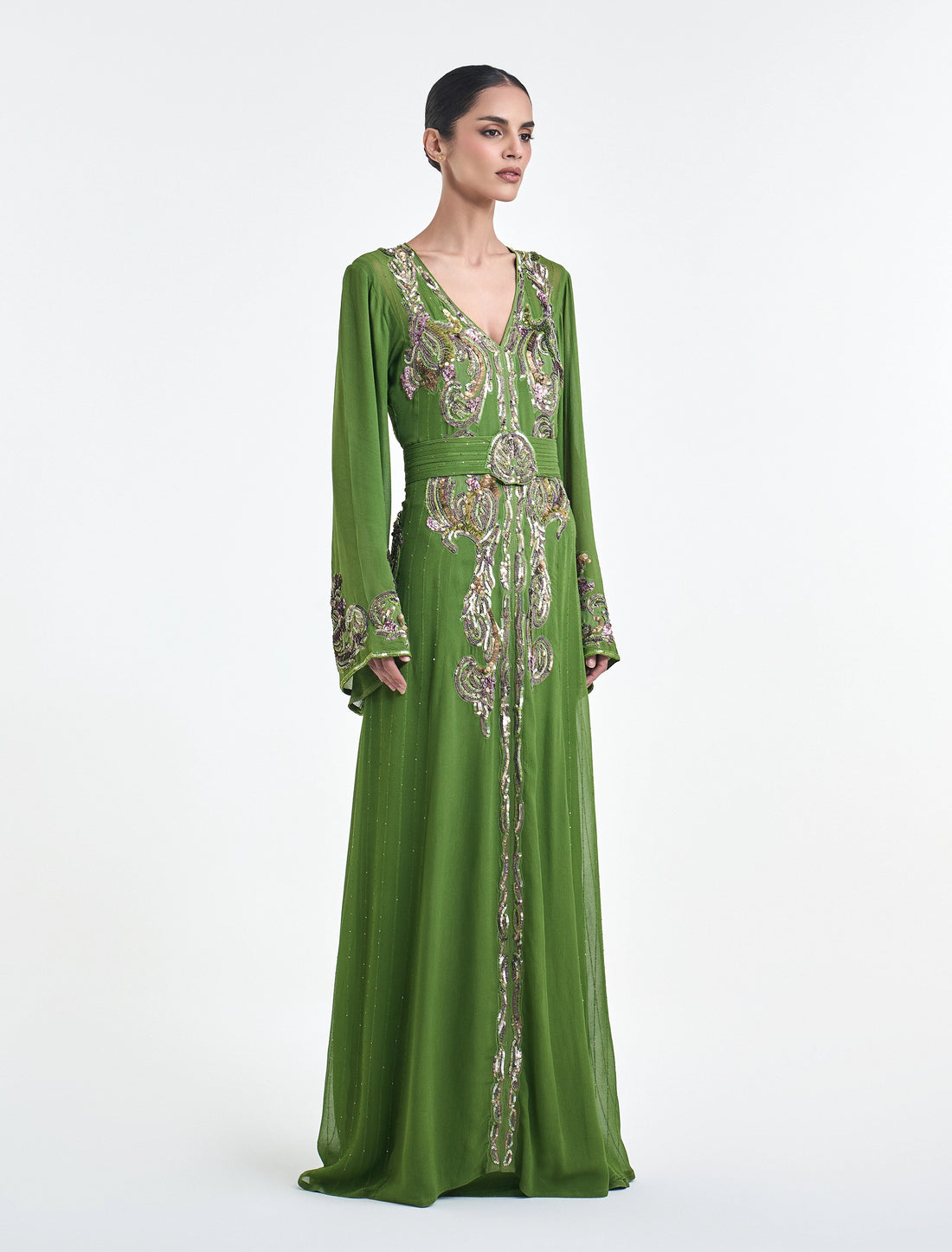 ستايل فستان سهرة أخضر بتطريز كريستال فاخر
green evening dress with crystal embroidery