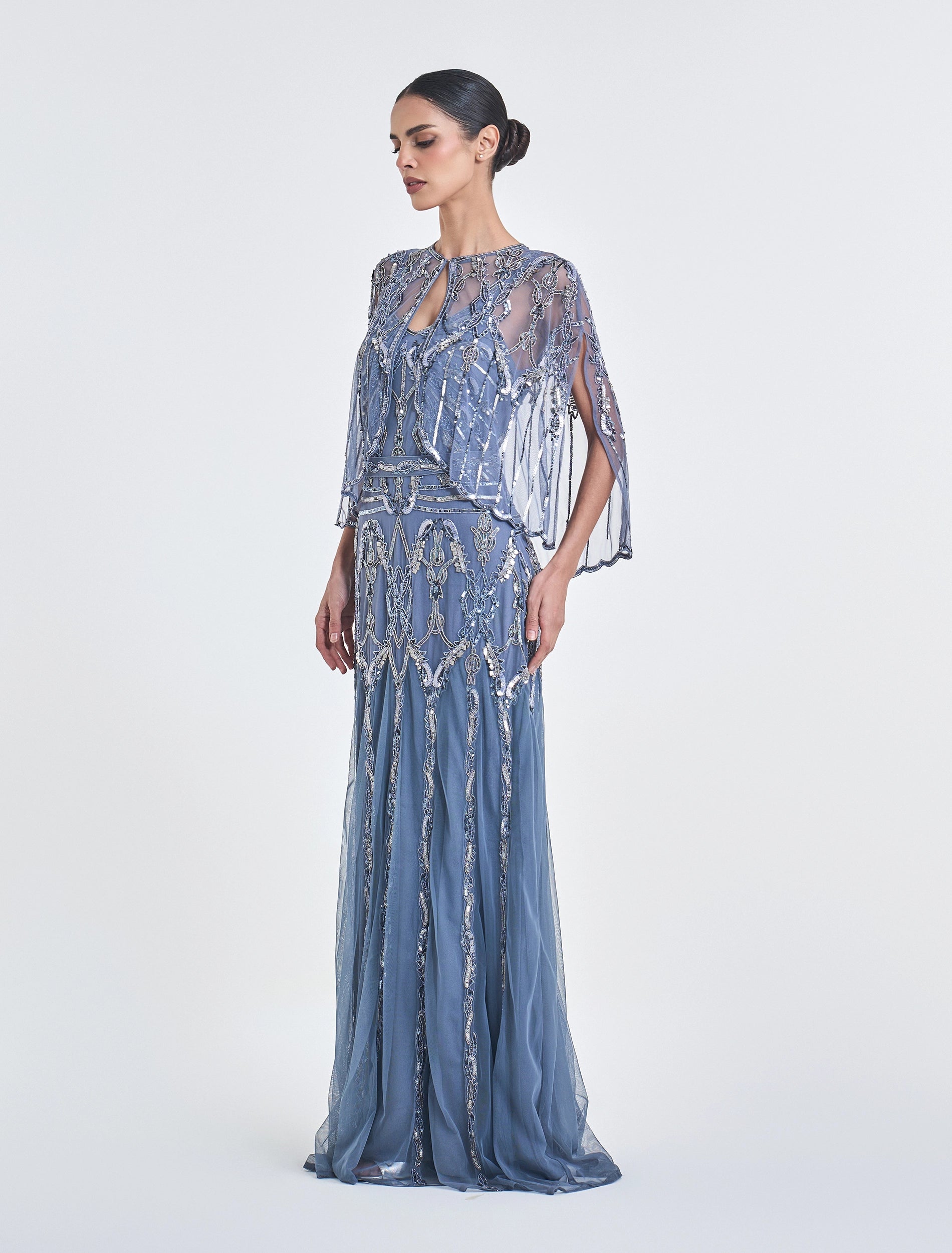 فستان رمادي فاتح مع بوليرو بتطريز لامع
grey dress with embroidered bolero