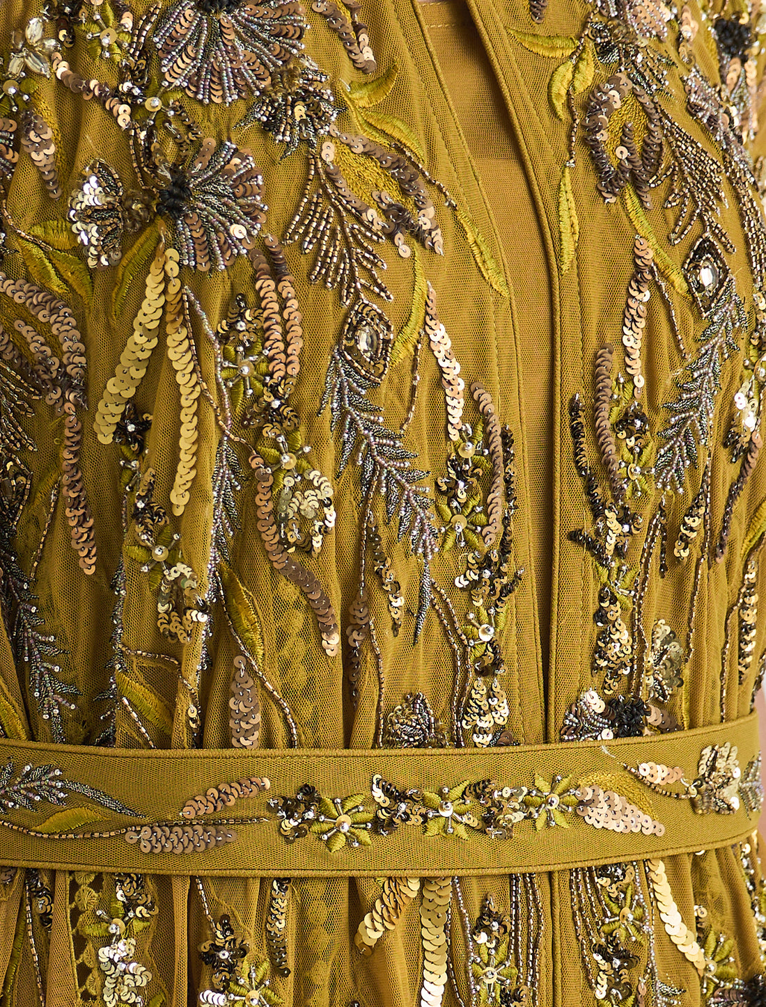 فستان كموني غامق بحزام مطرز أنيق محدد للخصر