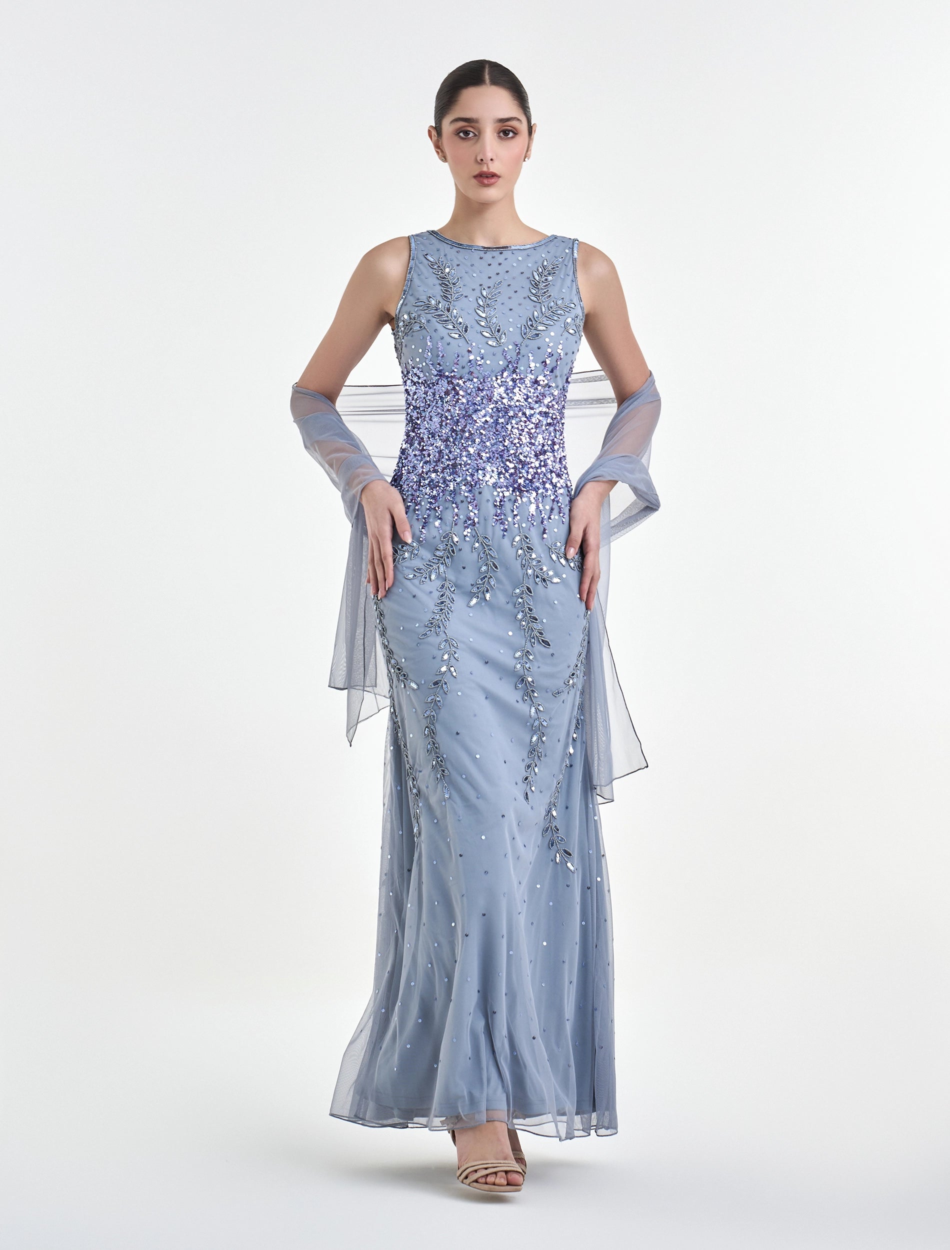 فستان بلا اكمام سماوي مع شال على الأكتاف