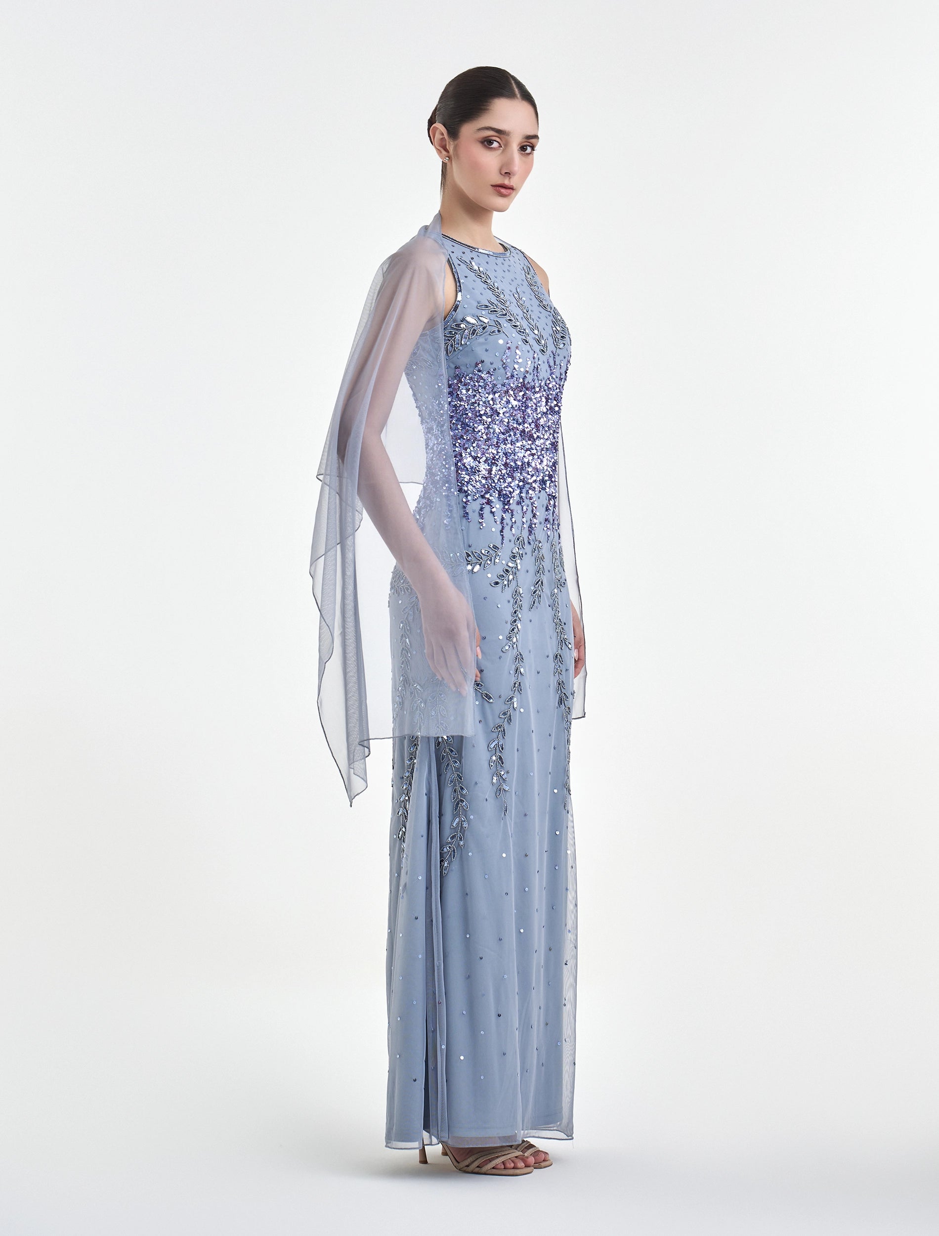 فستان سهرة سماوي مع شال على الأكتاف راقي