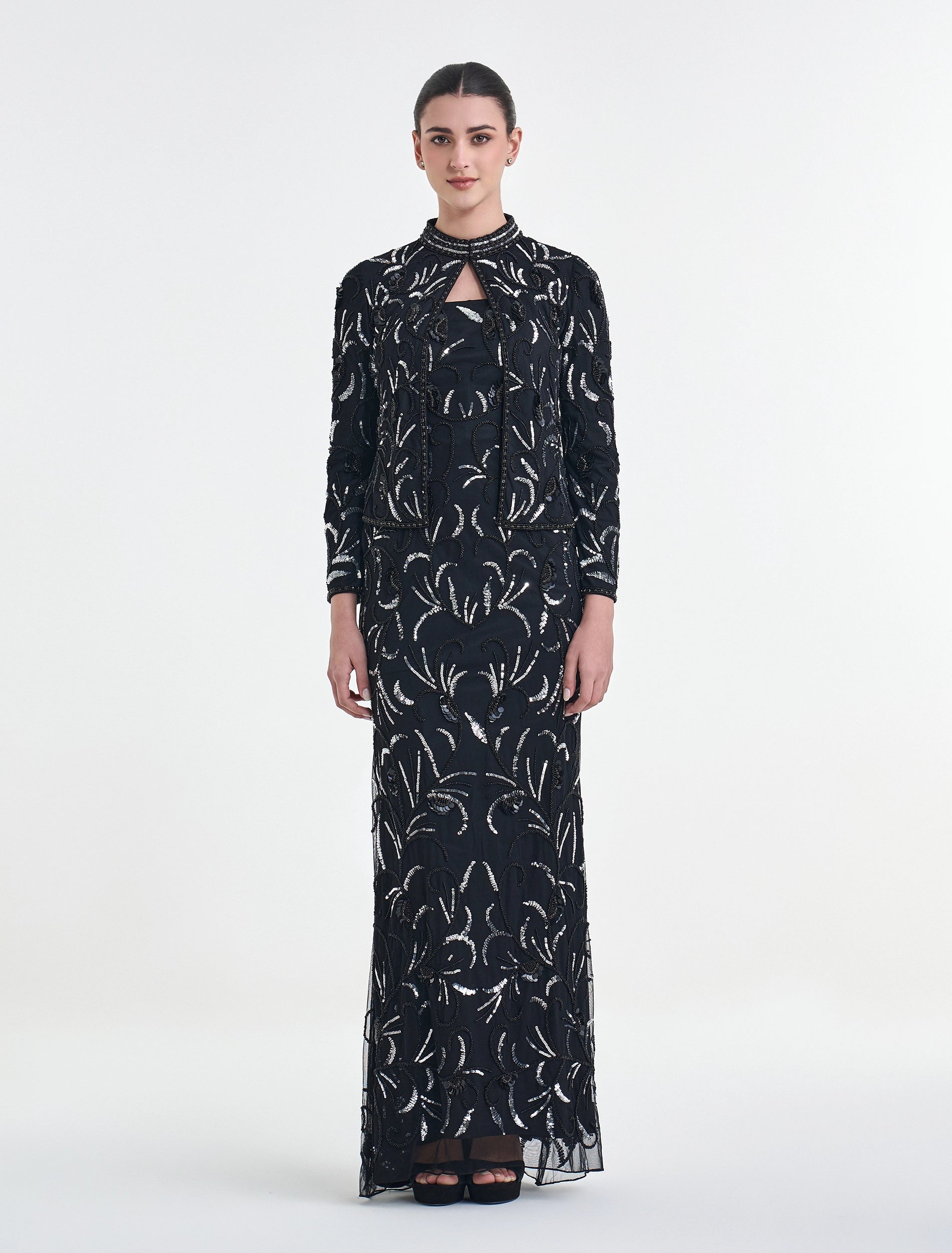 فستان مع جاكيت قصير أسود مطرز بتطريز فضي وأٍسود