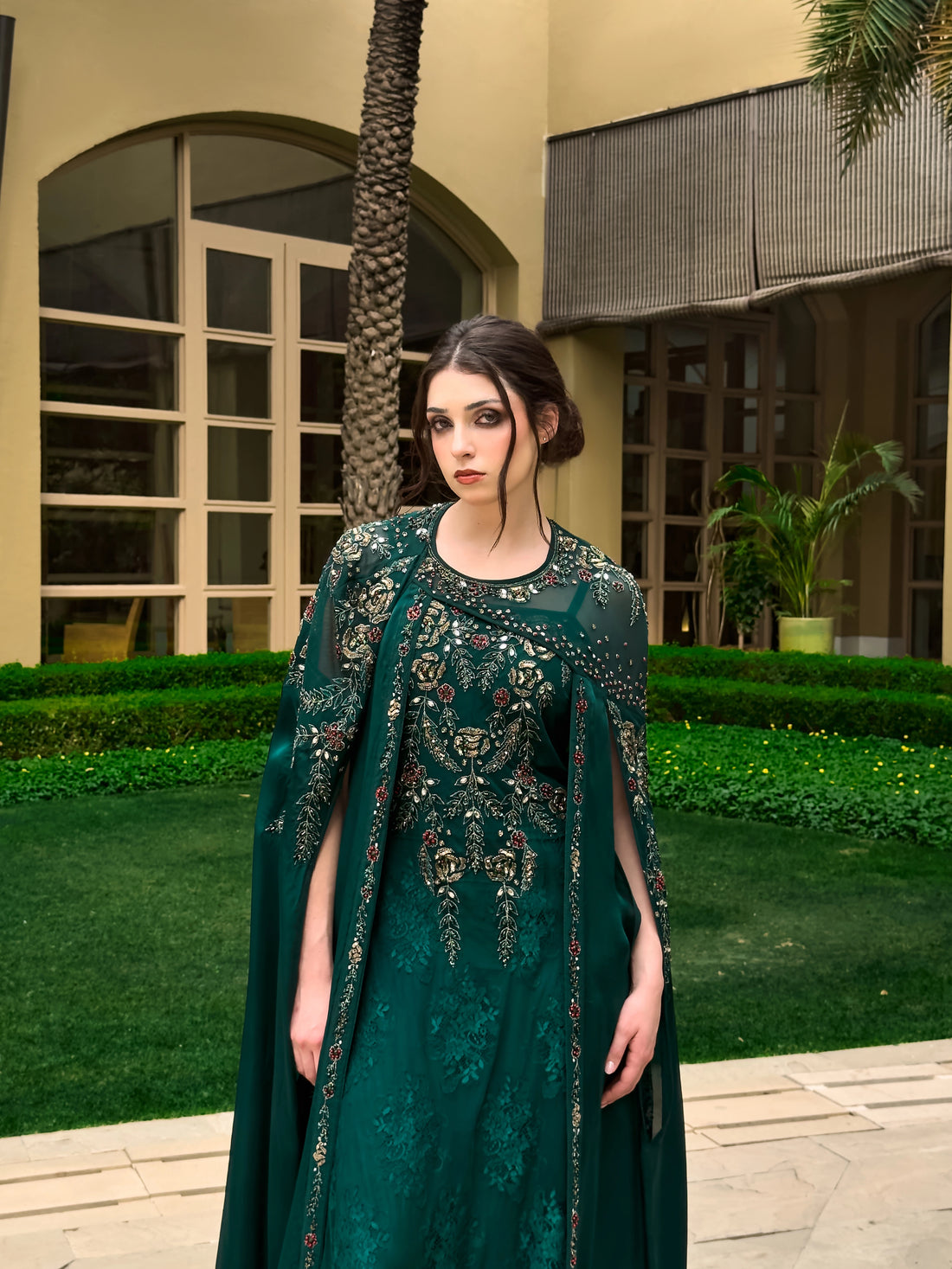 فستان سهرة أخضر مع كاب مطرز
Emerald green dress with embroidered cape