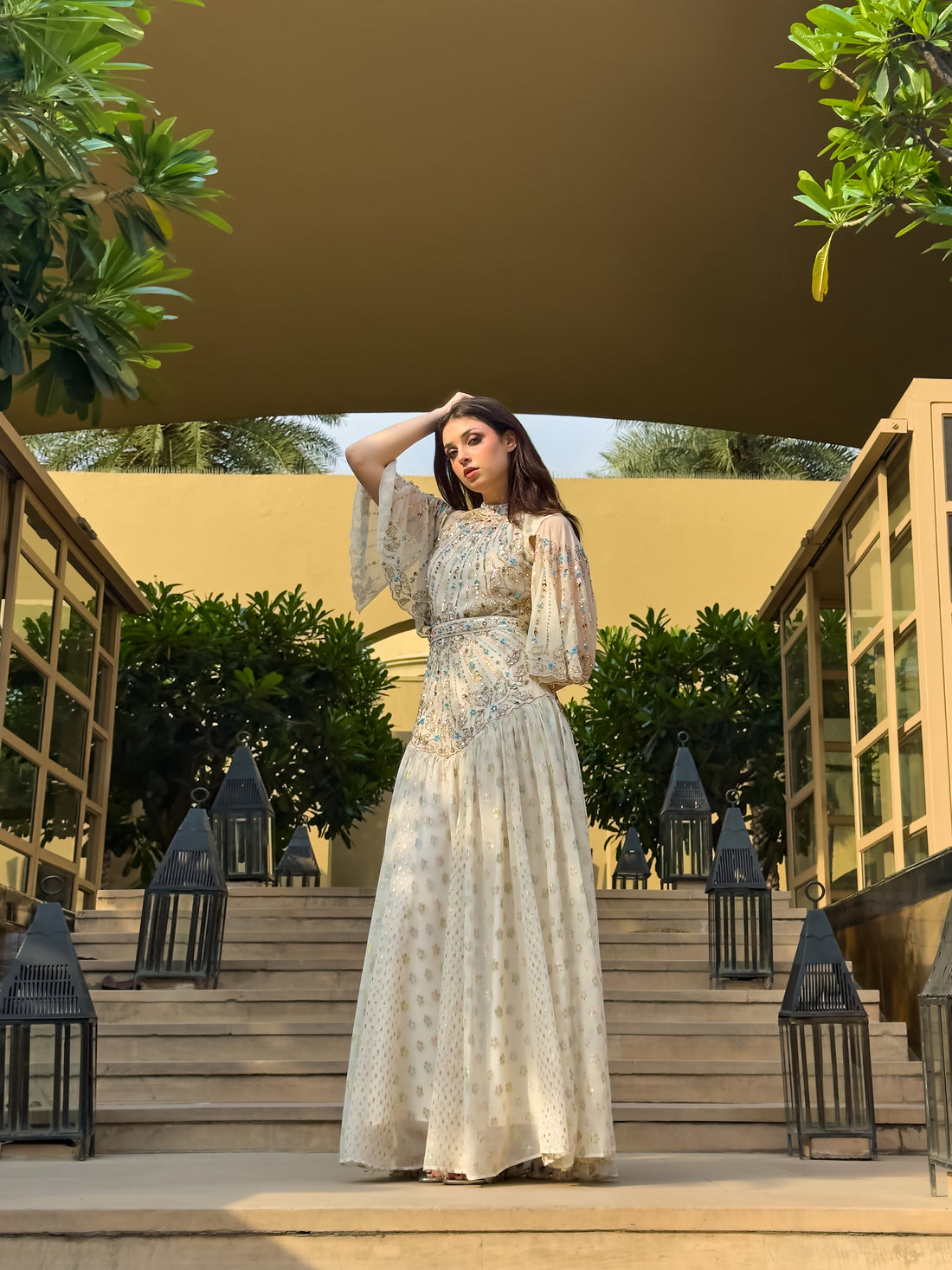 فستان لون اوف وايت سهرة أنيق مع درابيه بشال خلفي
off_white dress with a shawl and a draped design