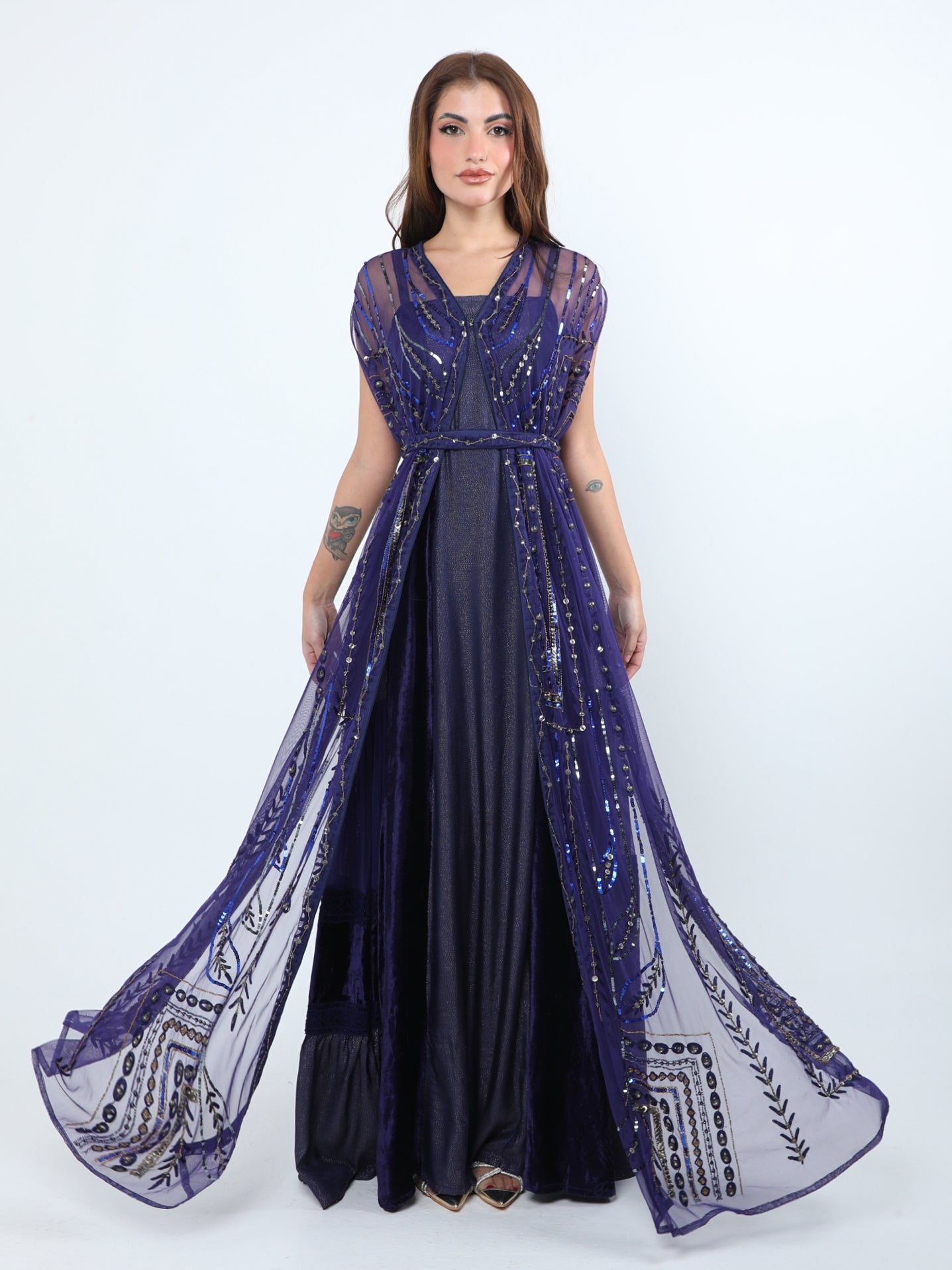 فستان اوف شولدر مع كاب من التُل الناعم