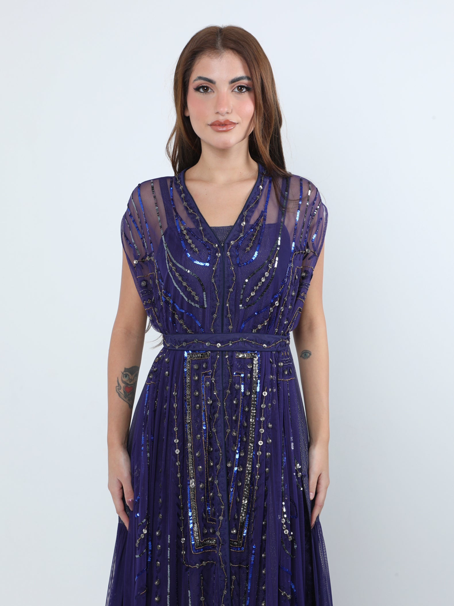 فستان بنفسجي دااكن أنيق بتطريز يدوي متقن الضنع 