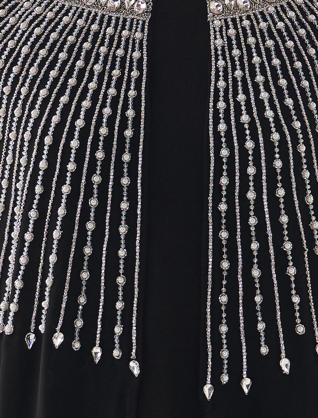 فستان تل ناعم فضفاض لونه أسود بتطريزات يدوية ناعمة