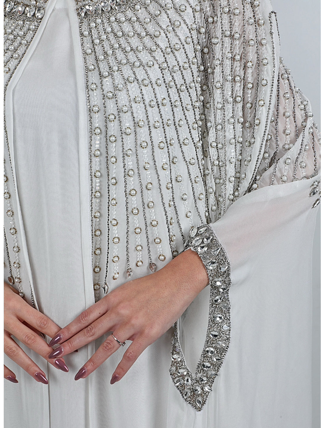 فستان شالكي نسائي لونه ابيضمع كاب مطرز فضي